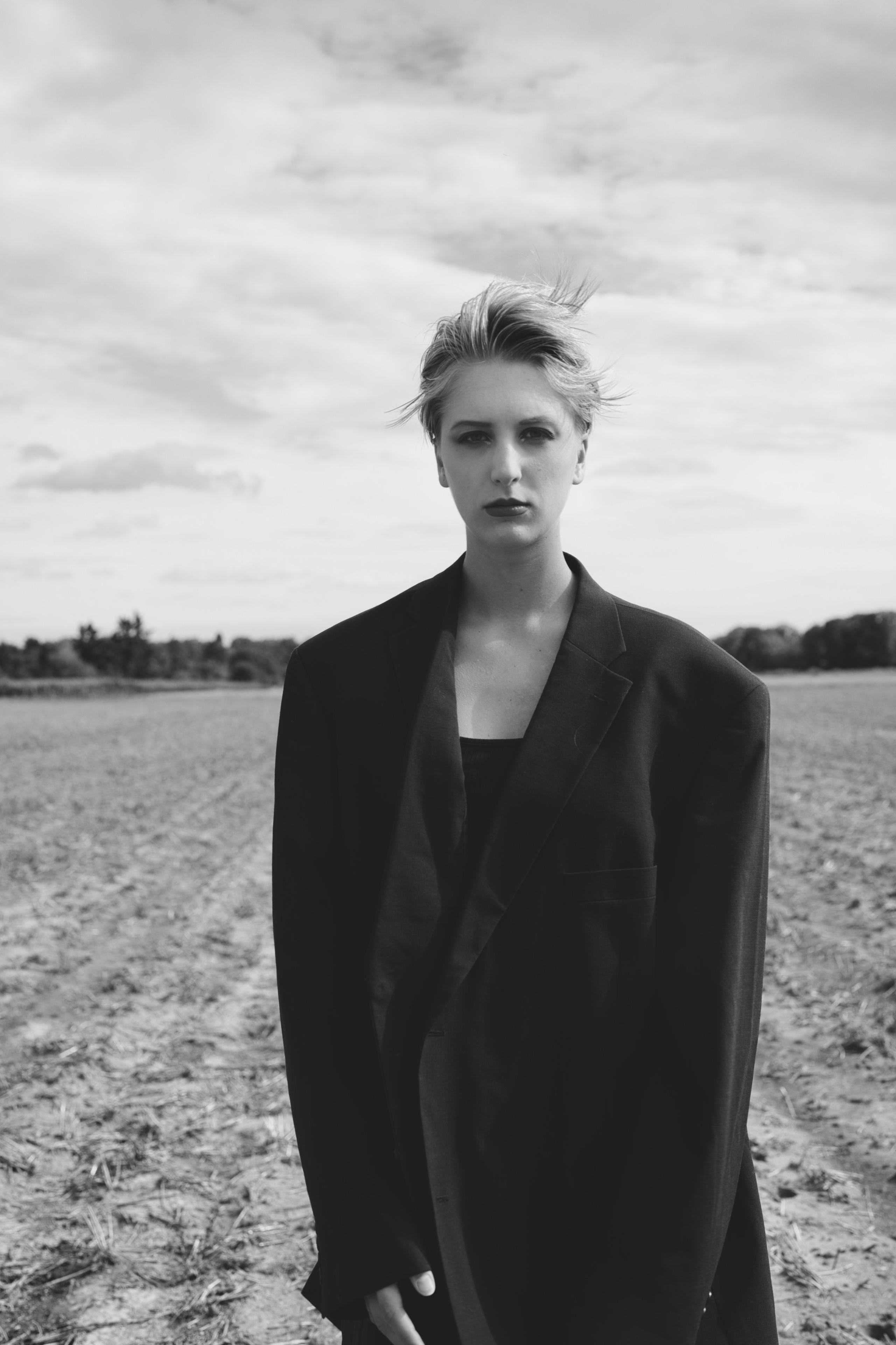 Фотосесія зі стільцем в полі. Фотограф Анастасія Залужна | Манхайм