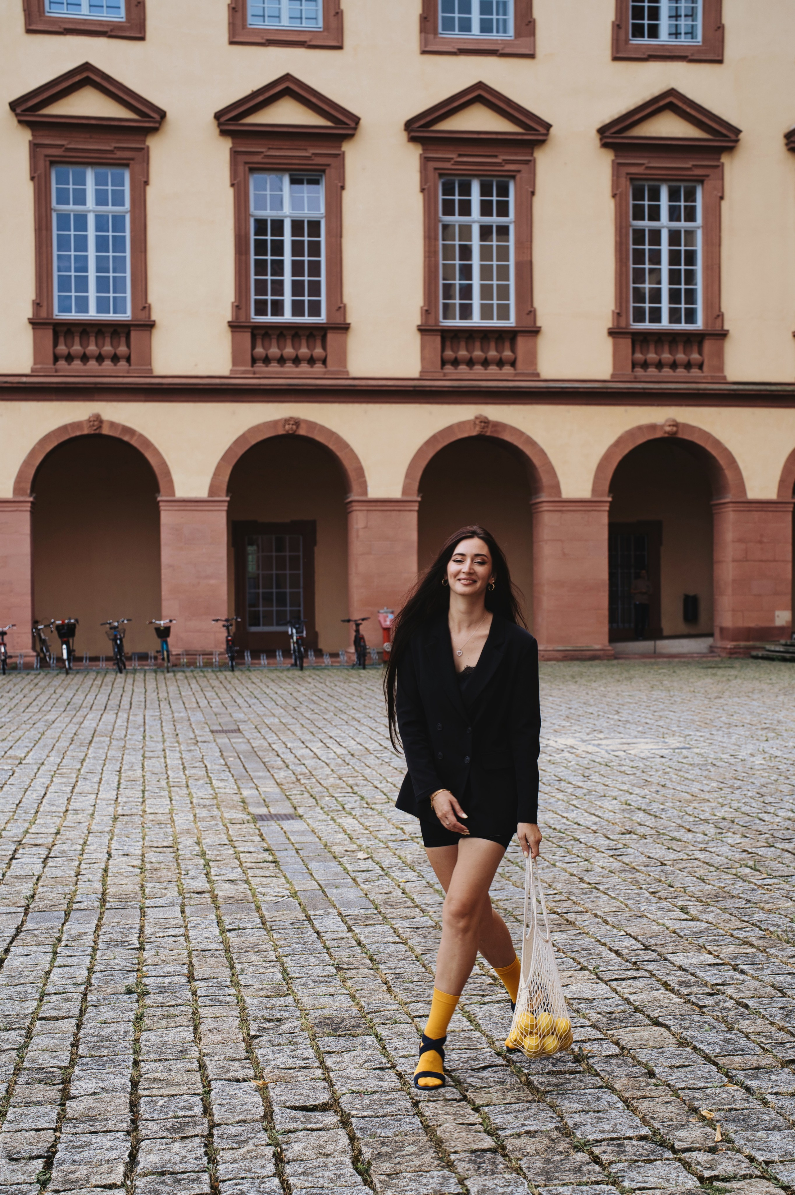 Фотосесія з лимонами в місті. Фотограф Анастасія Залужна | Манхайм