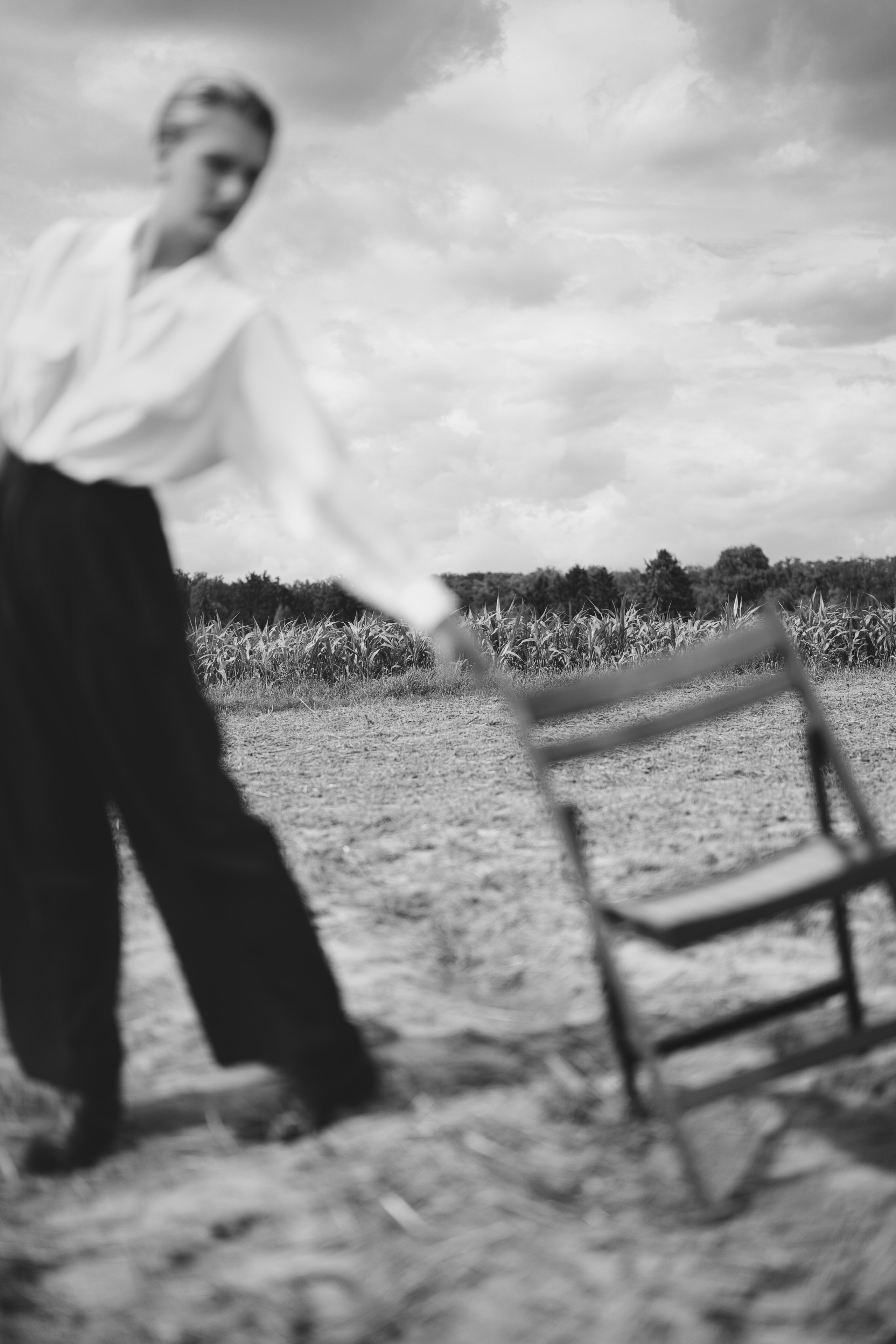 Фотосесія зі стільцем в полі. Фотограф Анастасія Залужна | Манхайм