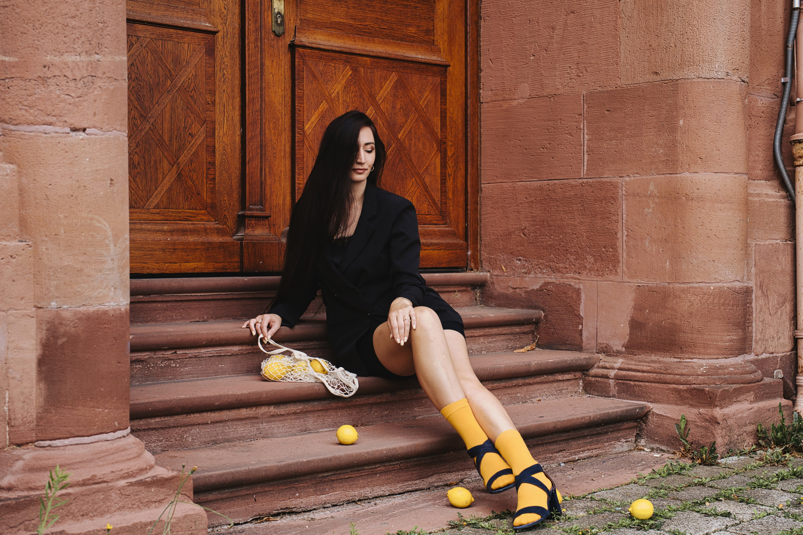 Фотосесія з лимонами в місті. Фотограф Анастасія Залужна | Манхайм