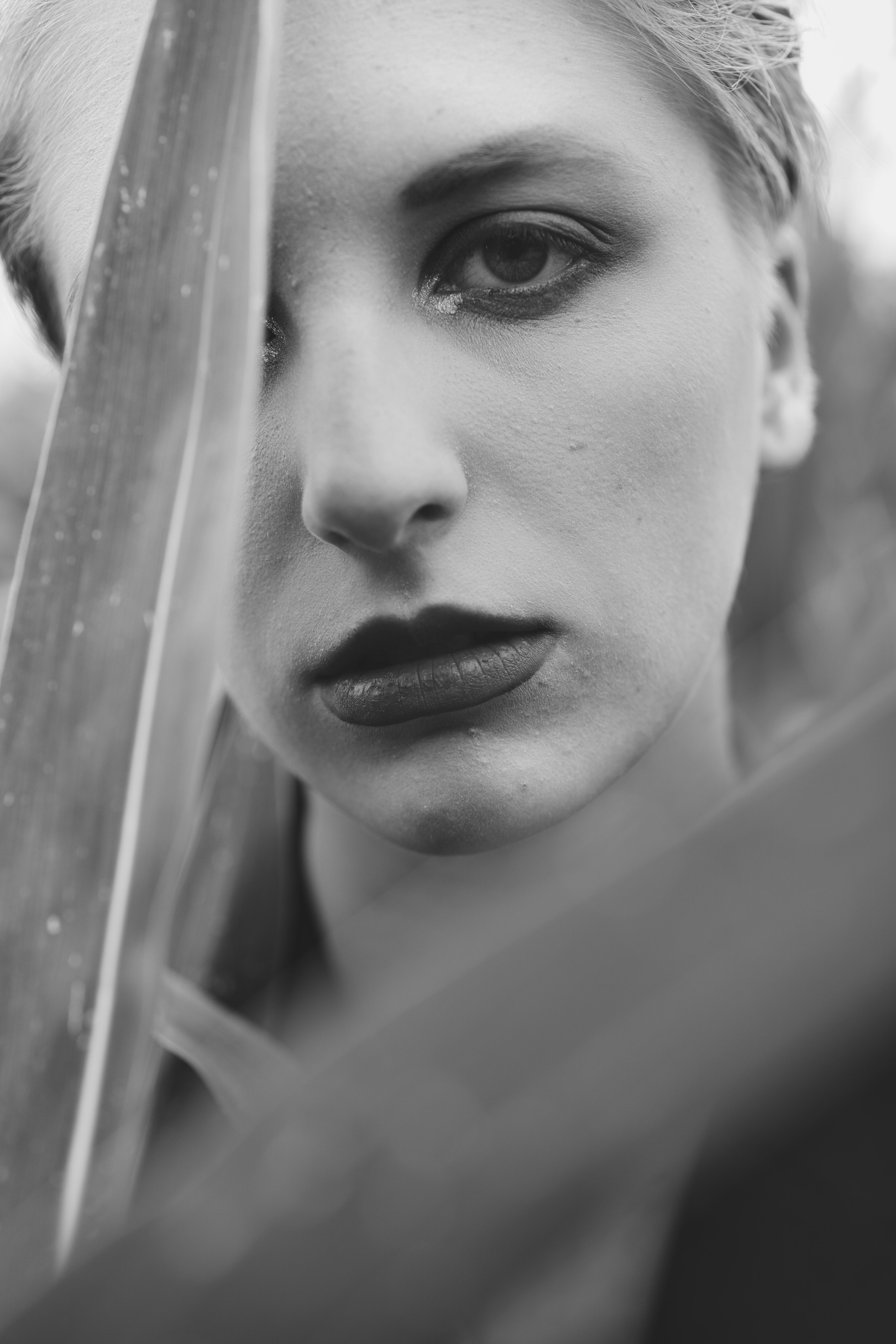 Фотосесія зі стільцем в полі. Фотограф Анастасія Залужна | Манхайм