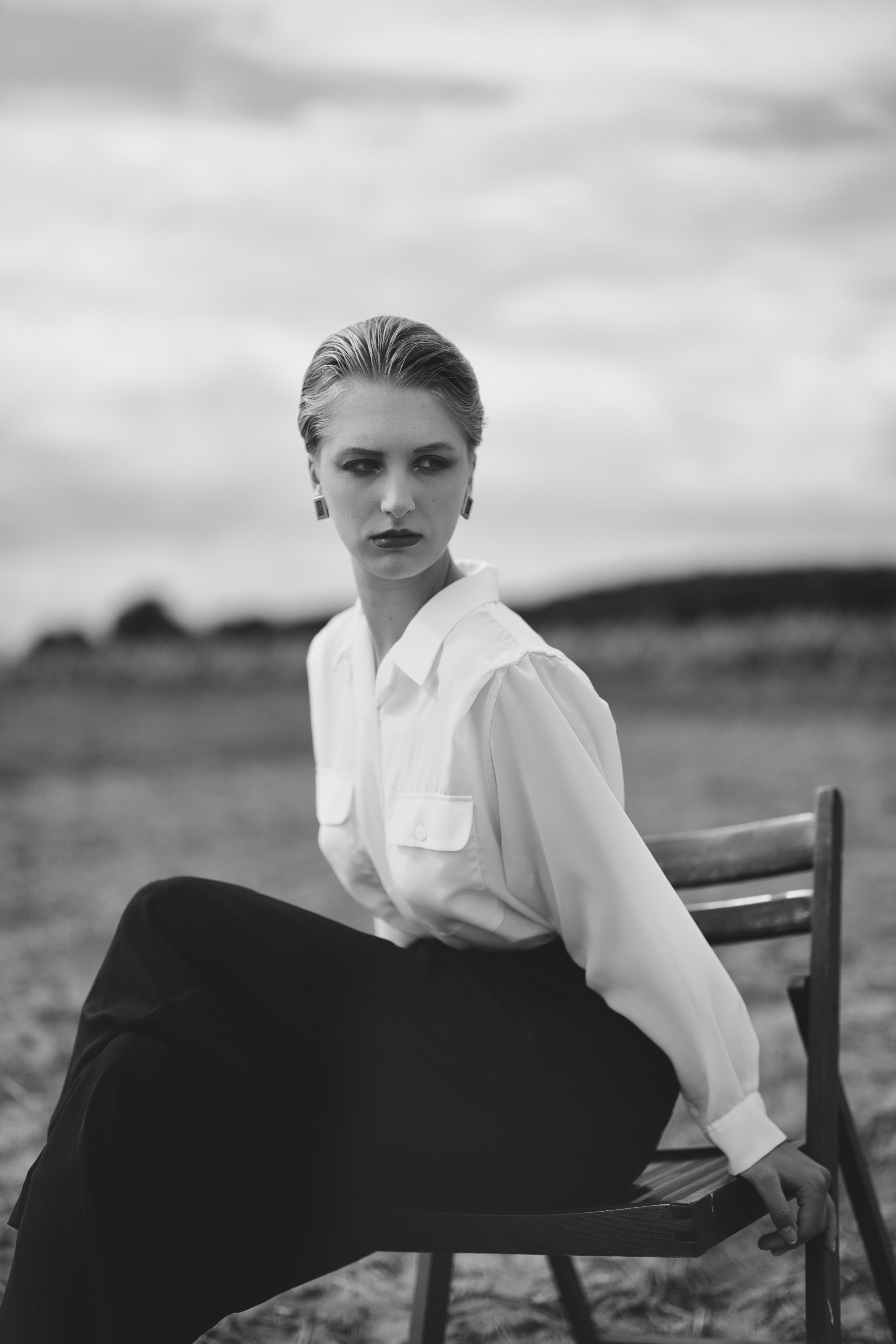 Фотосесія зі стільцем в полі. Фотограф Анастасія Залужна | Манхайм