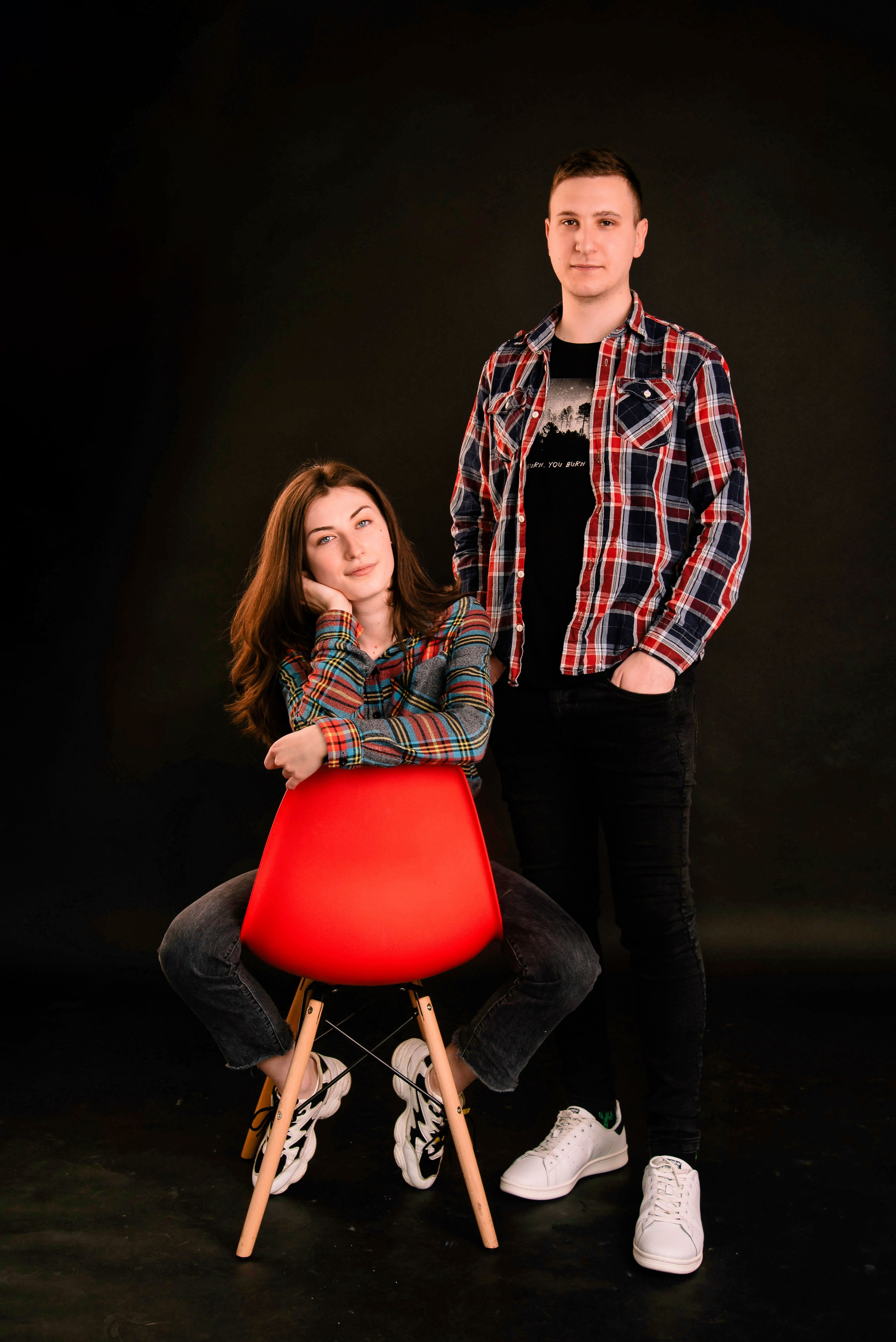 Paarshooting im Studio auf dunklem Hintergrund.