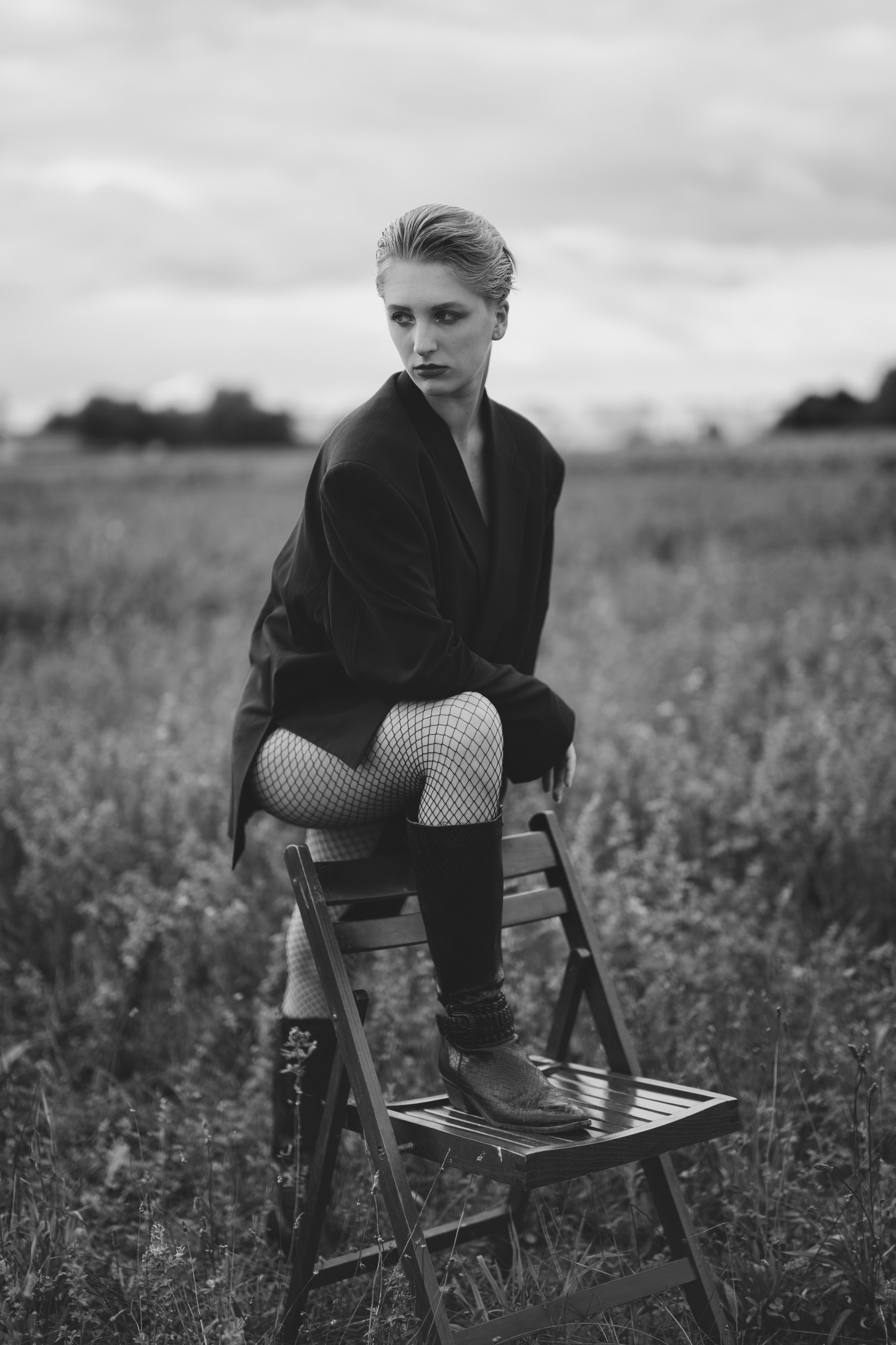 Фотосесія зі стільцем в полі. Фотограф Анастасія Залужна | Манхайм