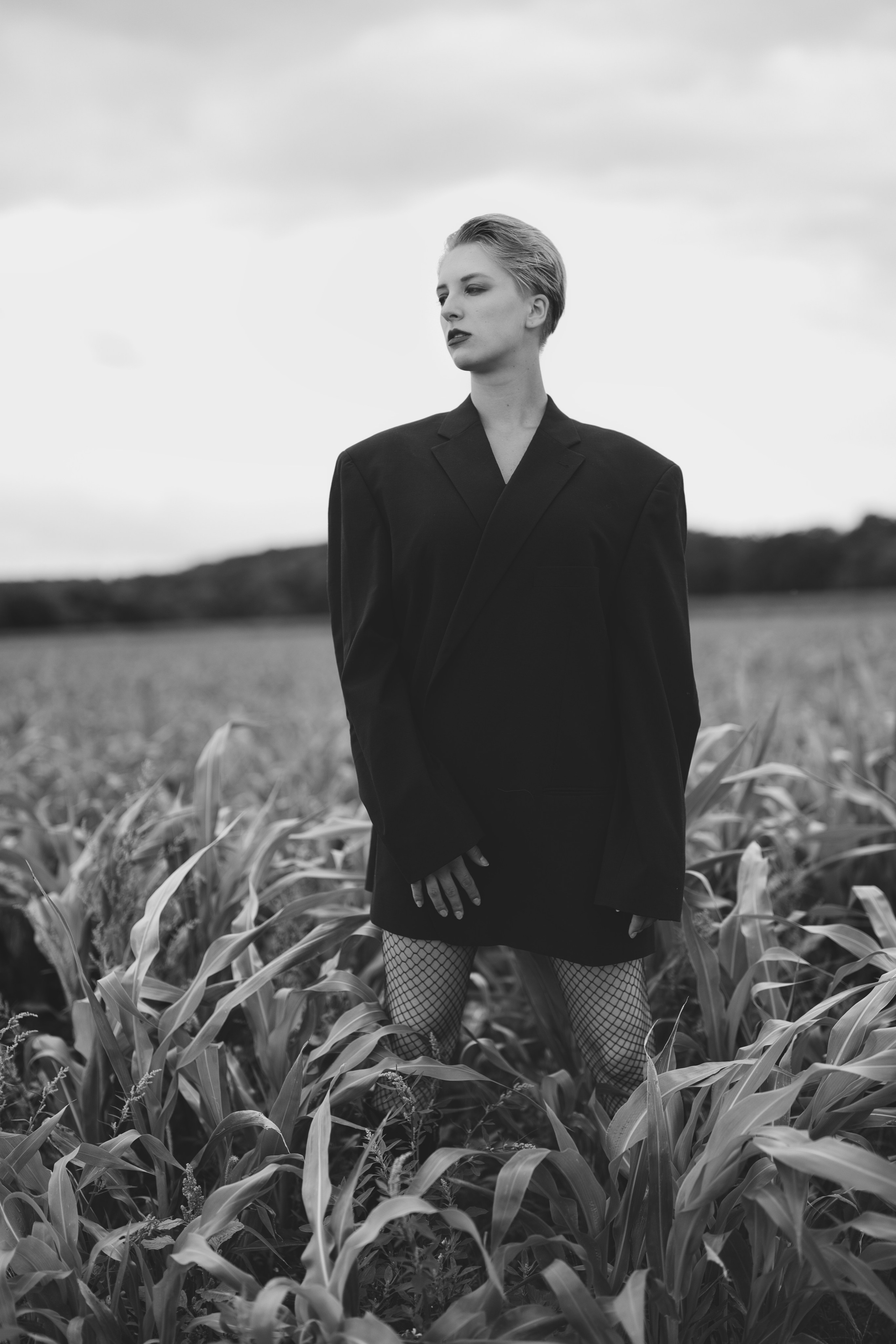 Фотосесія зі стільцем в полі. Фотограф Анастасія Залужна | Манхайм