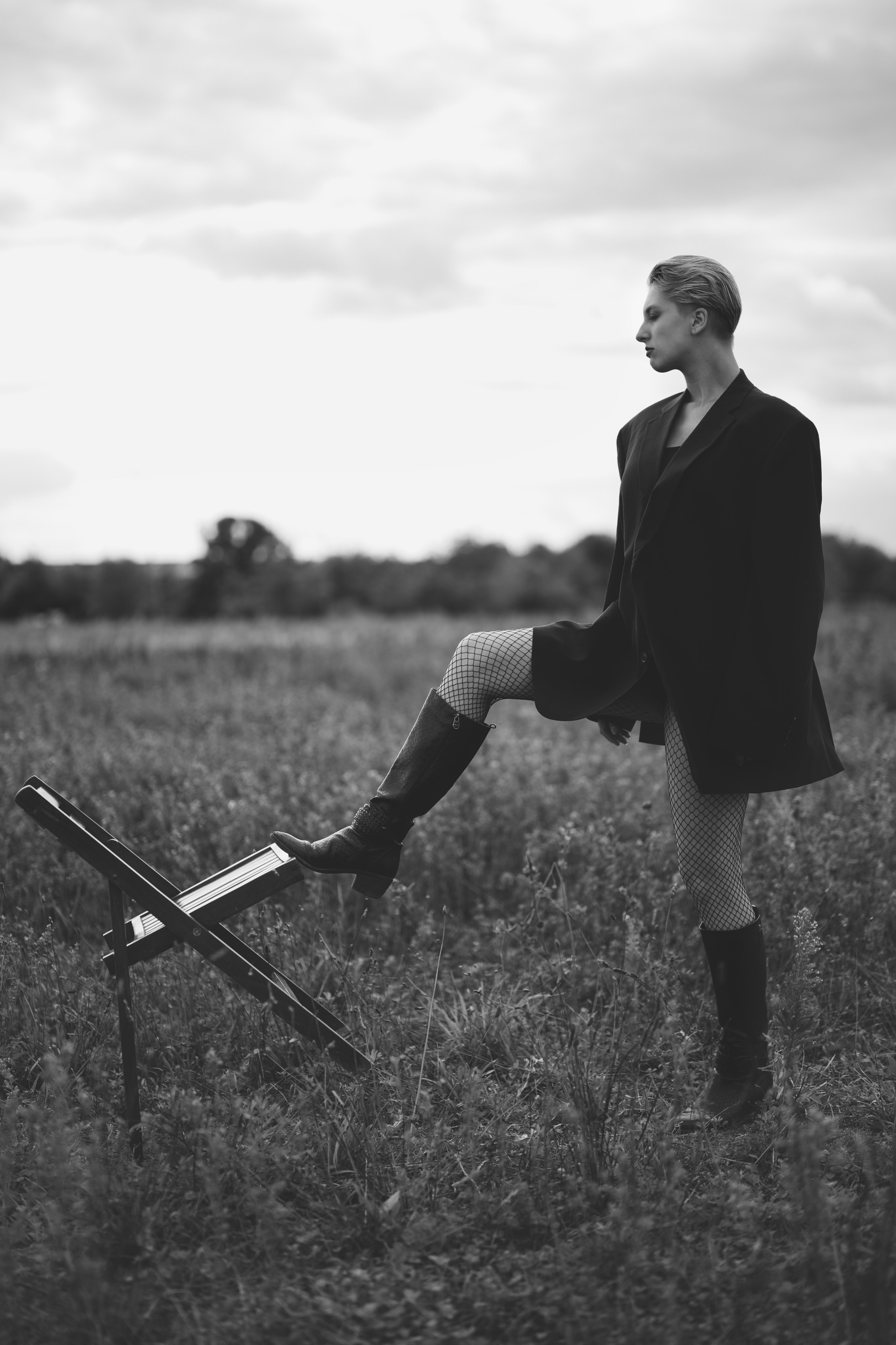 Фотосесія зі стільцем в полі. Фотограф Анастасія Залужна | Манхайм