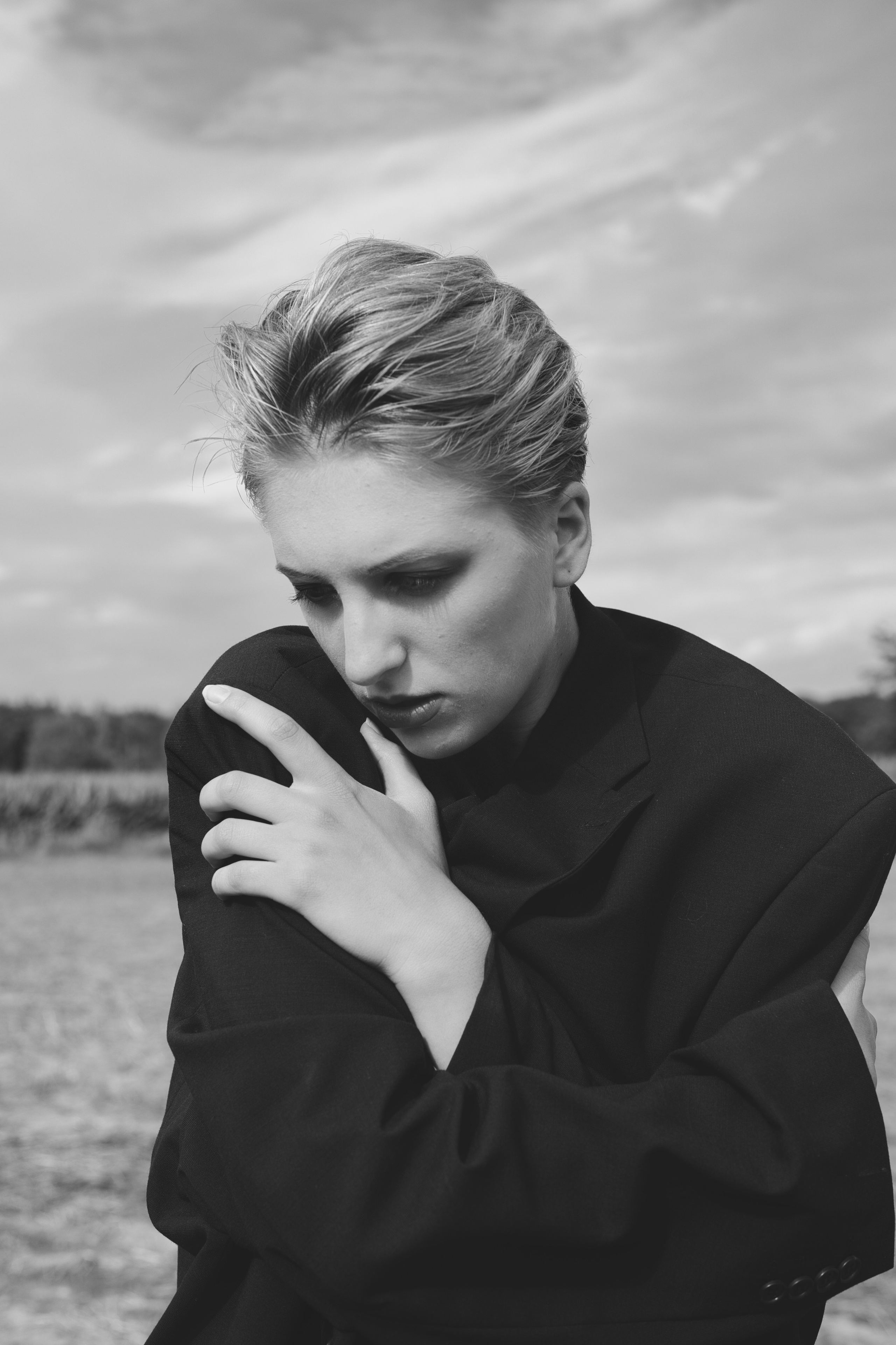 Фотосесія зі стільцем в полі. Фотограф Анастасія Залужна | Манхайм