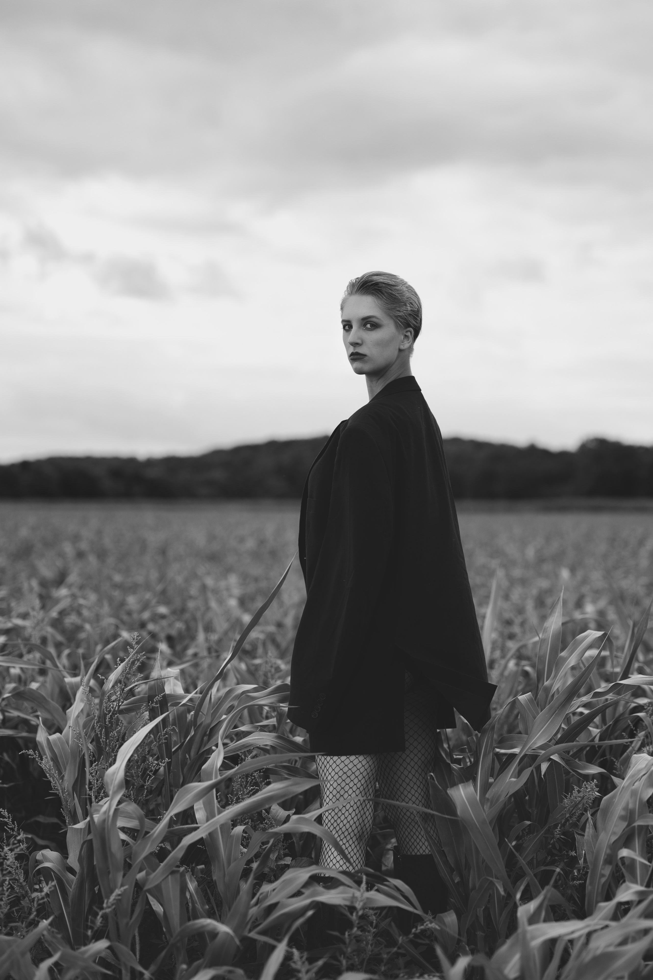 Фотосесія зі стільцем в полі. Фотограф Анастасія Залужна | Манхайм