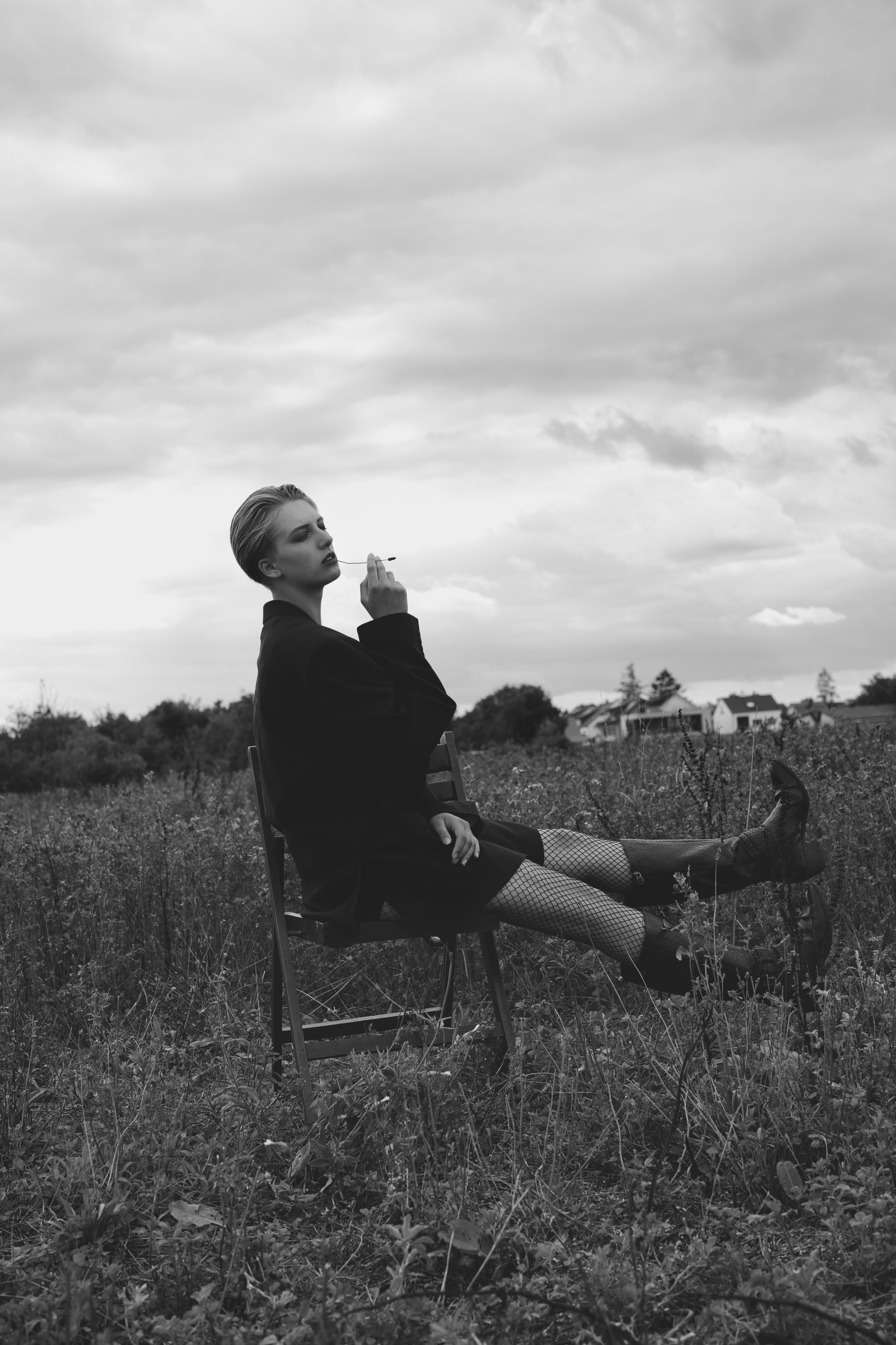 Фотосесія зі стільцем в полі. Фотограф Анастасія Залужна | Манхайм