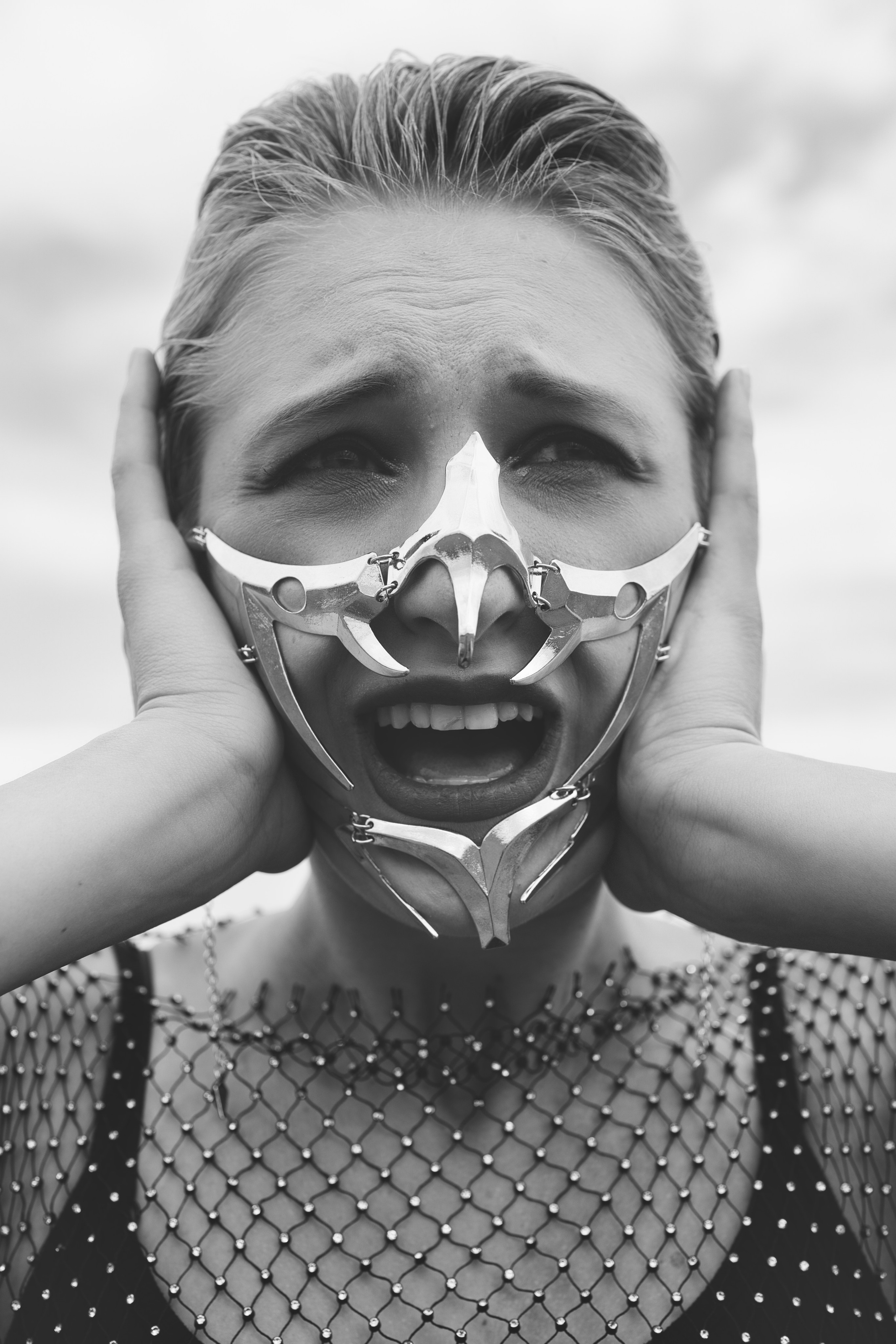 Фотосесія зі стільцем в полі. Фотограф Анастасія Залужна | Манхайм