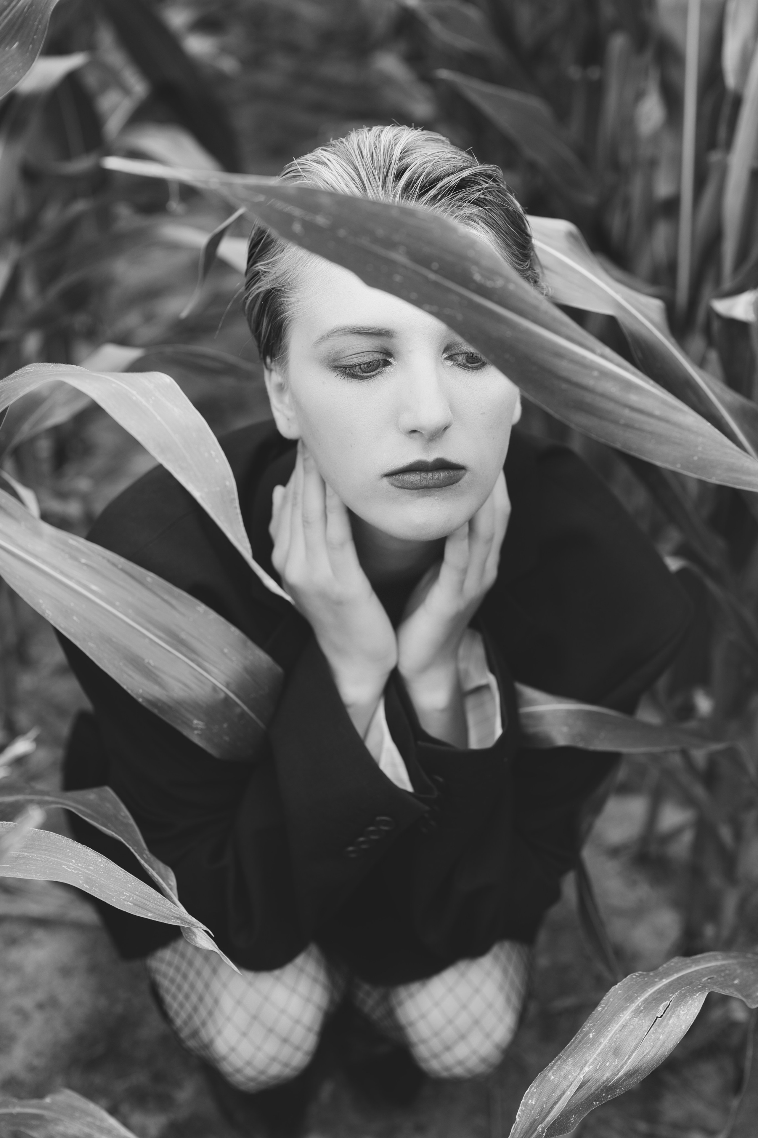 Фотосесія зі стільцем в полі. Фотограф Анастасія Залужна | Манхайм