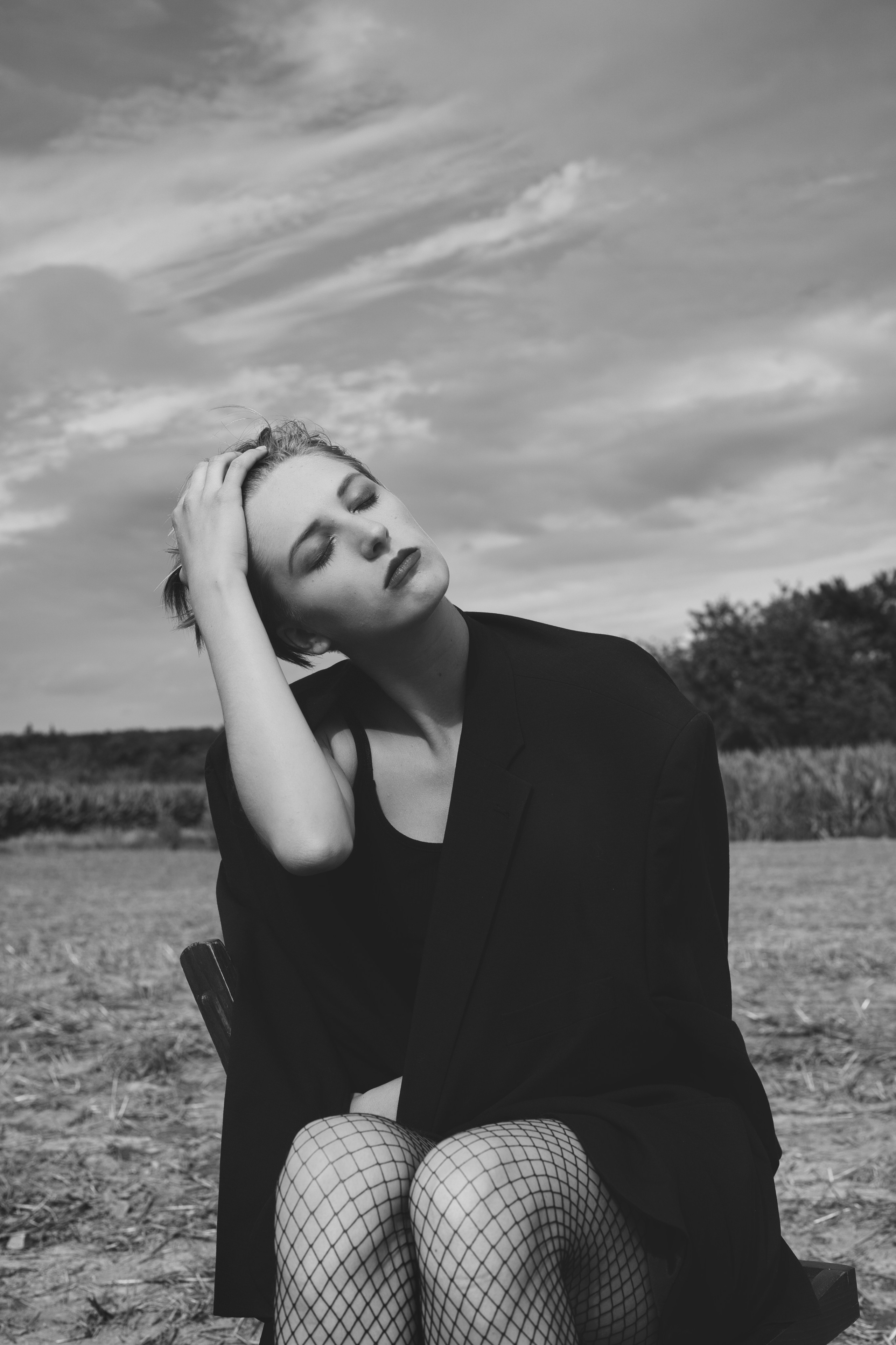 Фотосесія зі стільцем в полі. Фотограф Анастасія Залужна | Манхайм