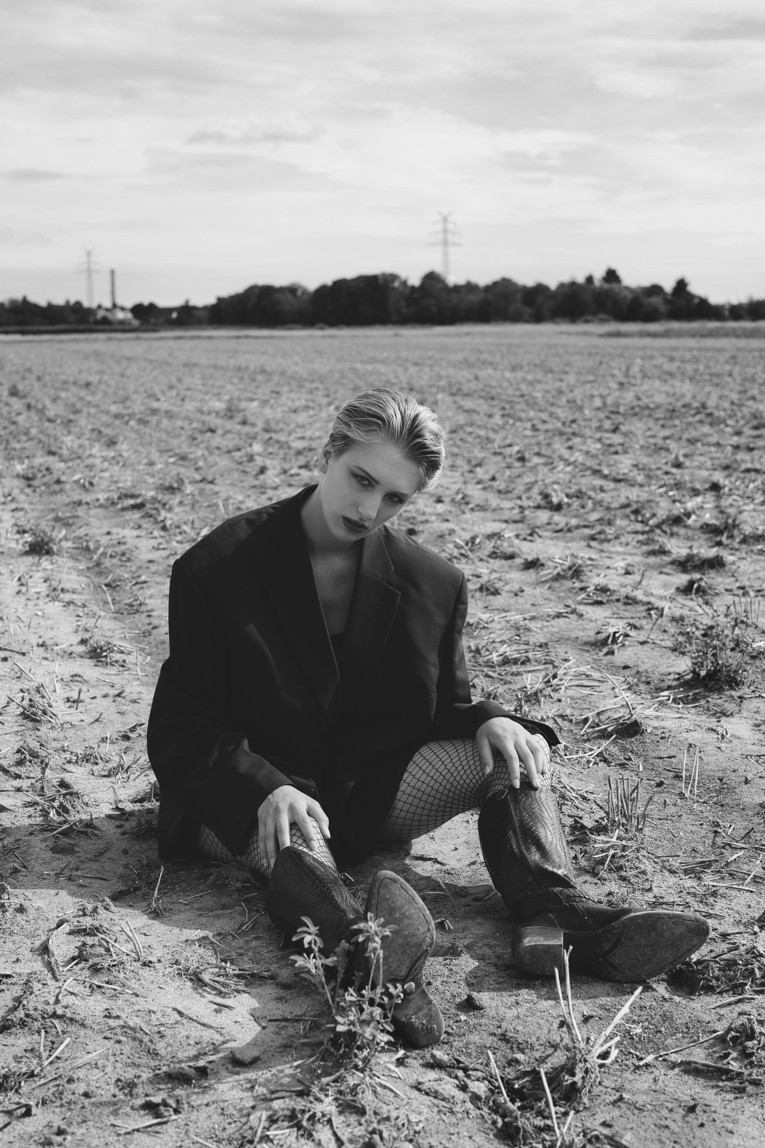 Фотосесія зі стільцем в полі. Фотограф Анастасія Залужна | Манхайм