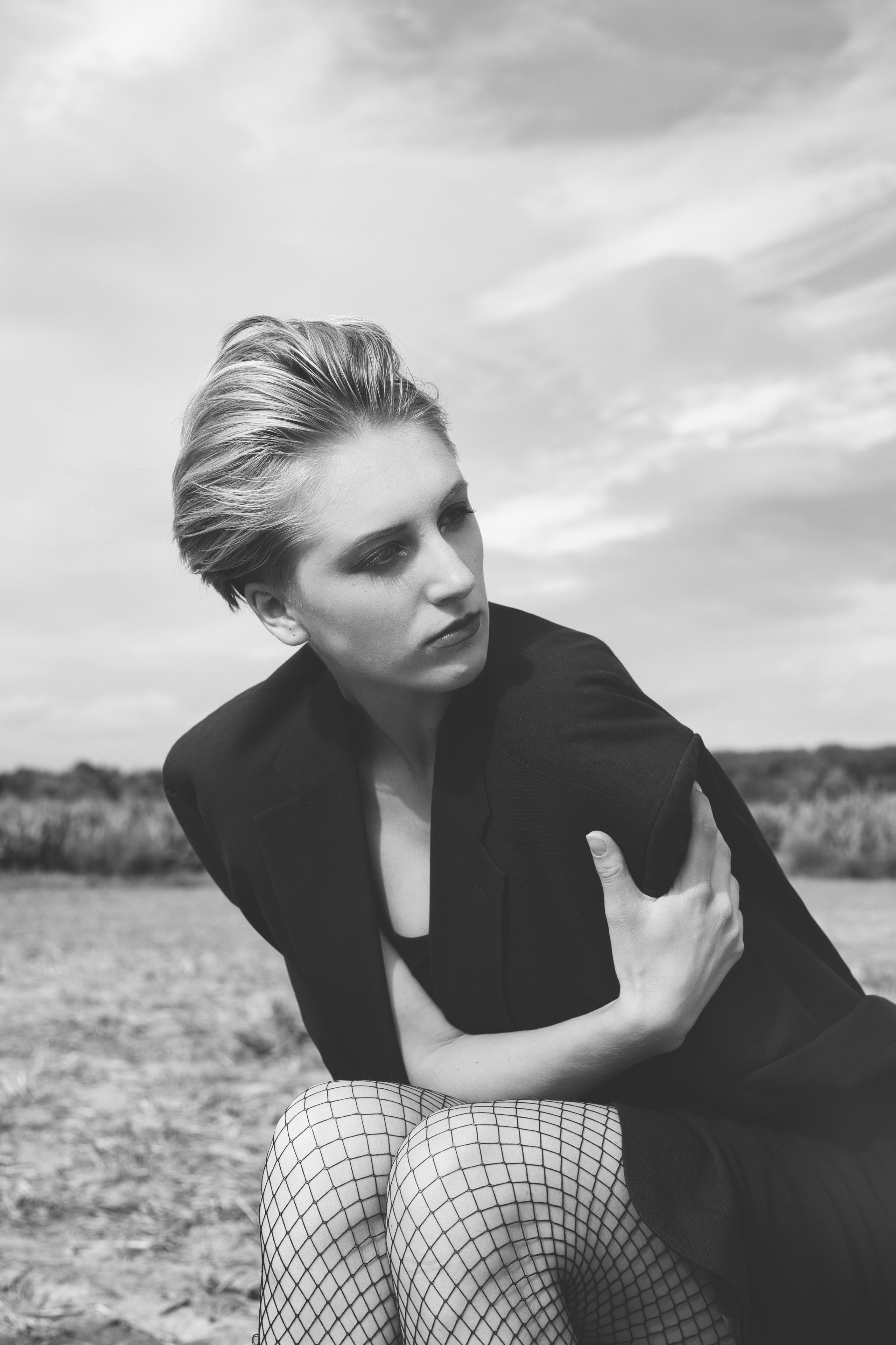 Фотосесія зі стільцем в полі. Фотограф Анастасія Залужна | Манхайм