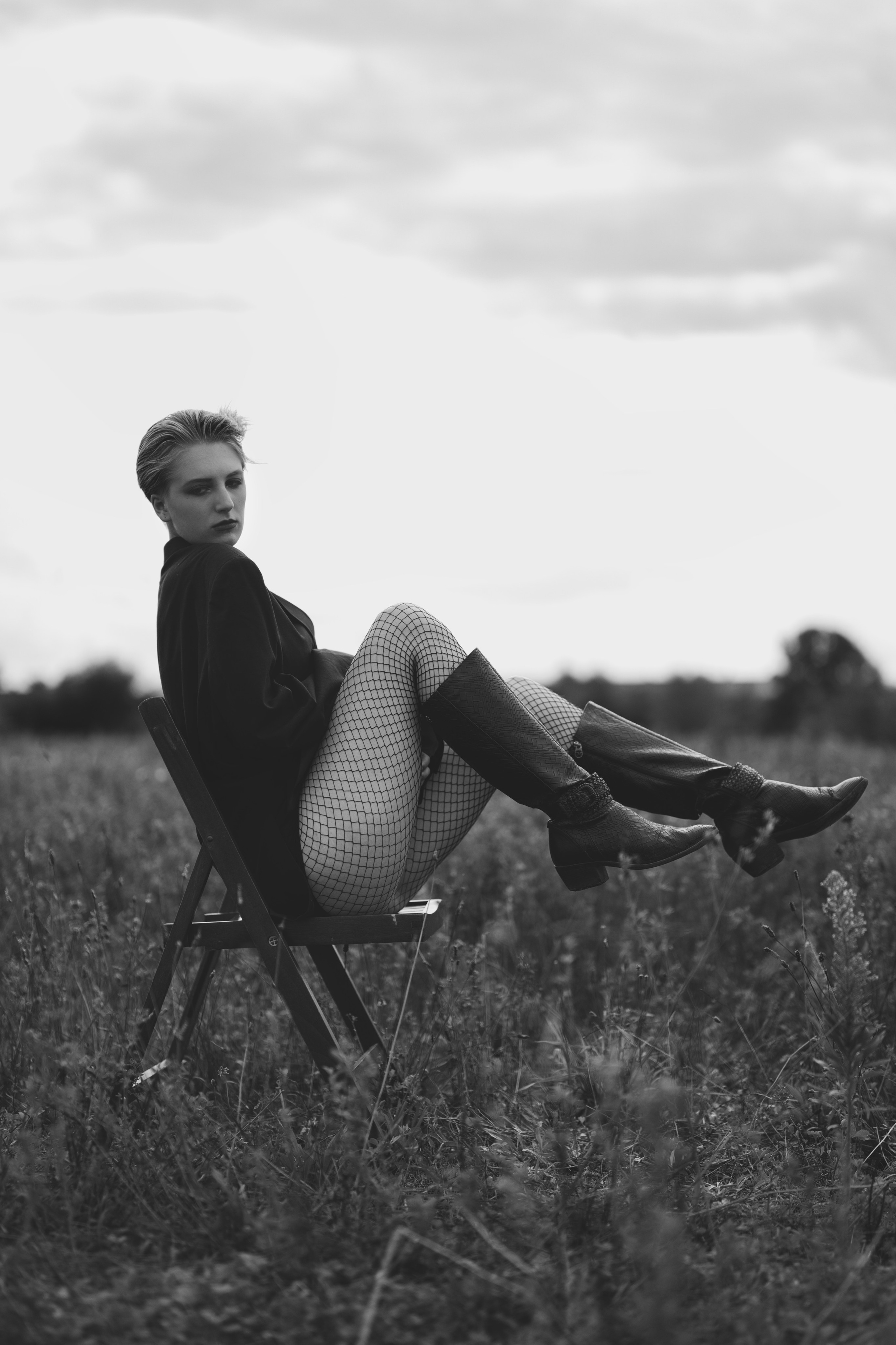 Фотосесія зі стільцем в полі. Фотограф Анастасія Залужна | Манхайм