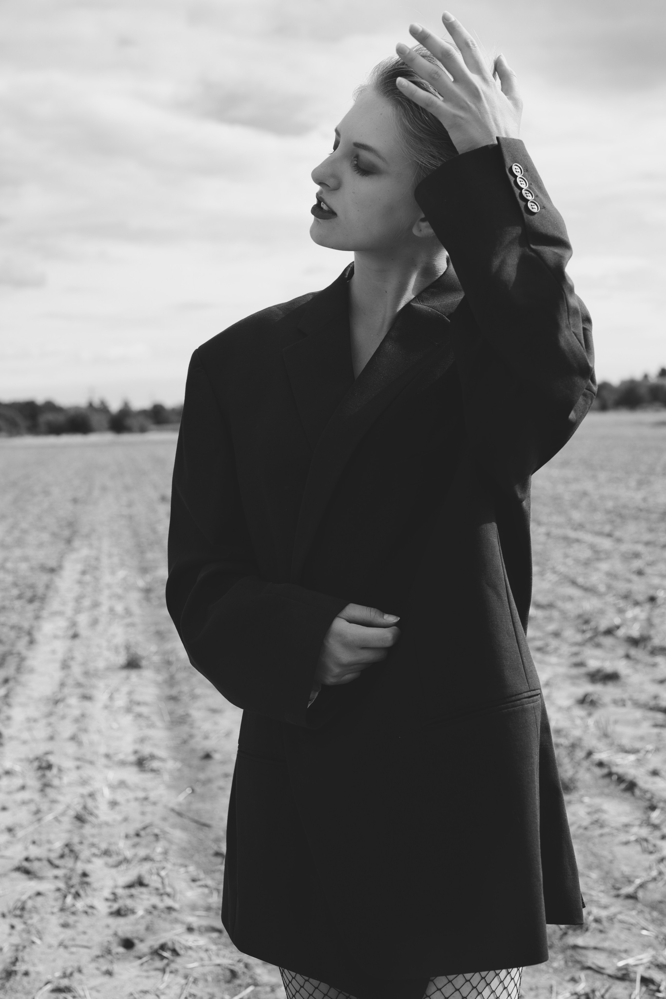 Фотосесія зі стільцем в полі. Фотограф Анастасія Залужна | Манхайм