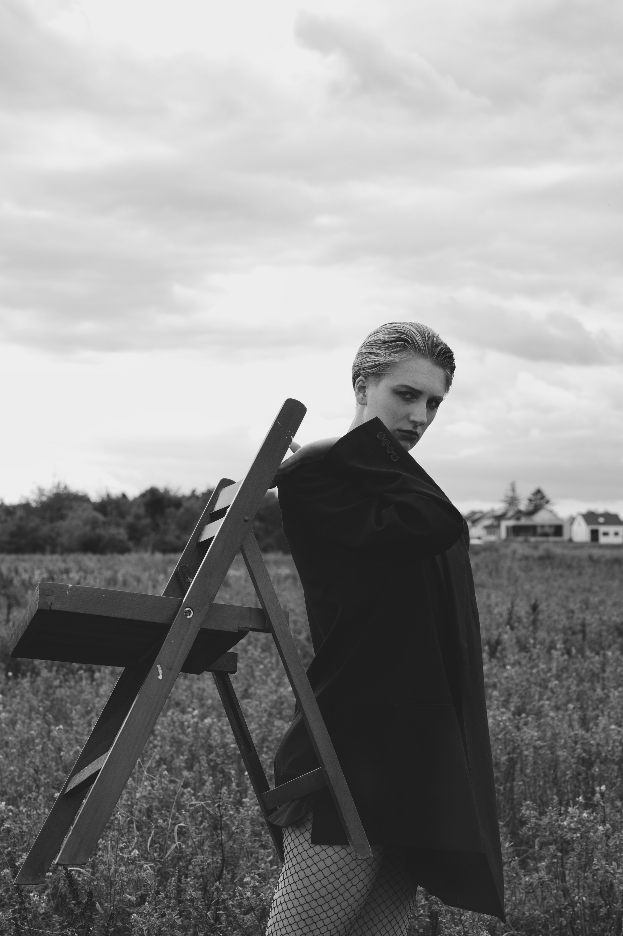 Фотосесія зі стільцем в полі. Фотограф Анастасія Залужна | Манхайм