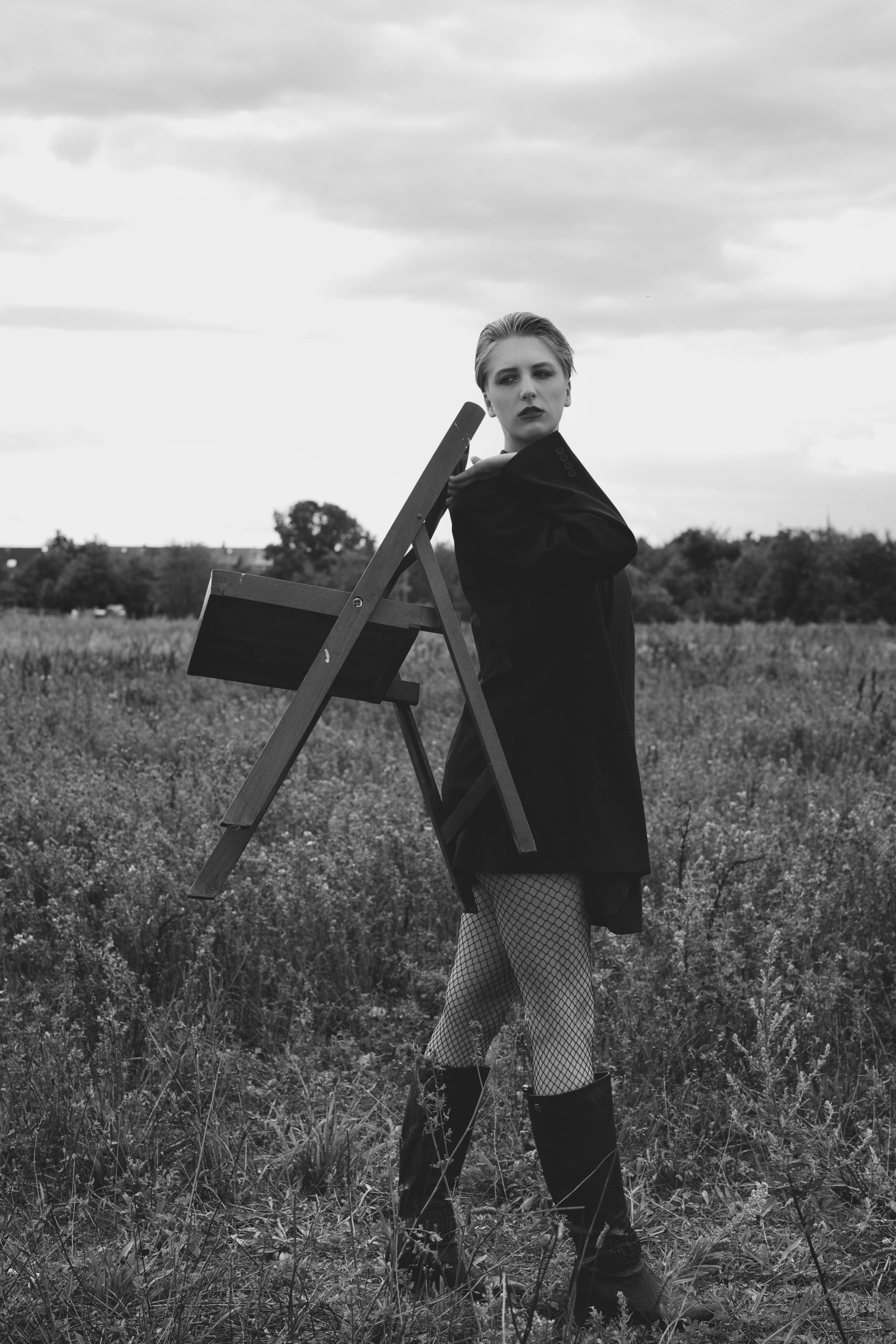 Фотосесія зі стільцем в полі. Фотограф Анастасія Залужна | Манхайм