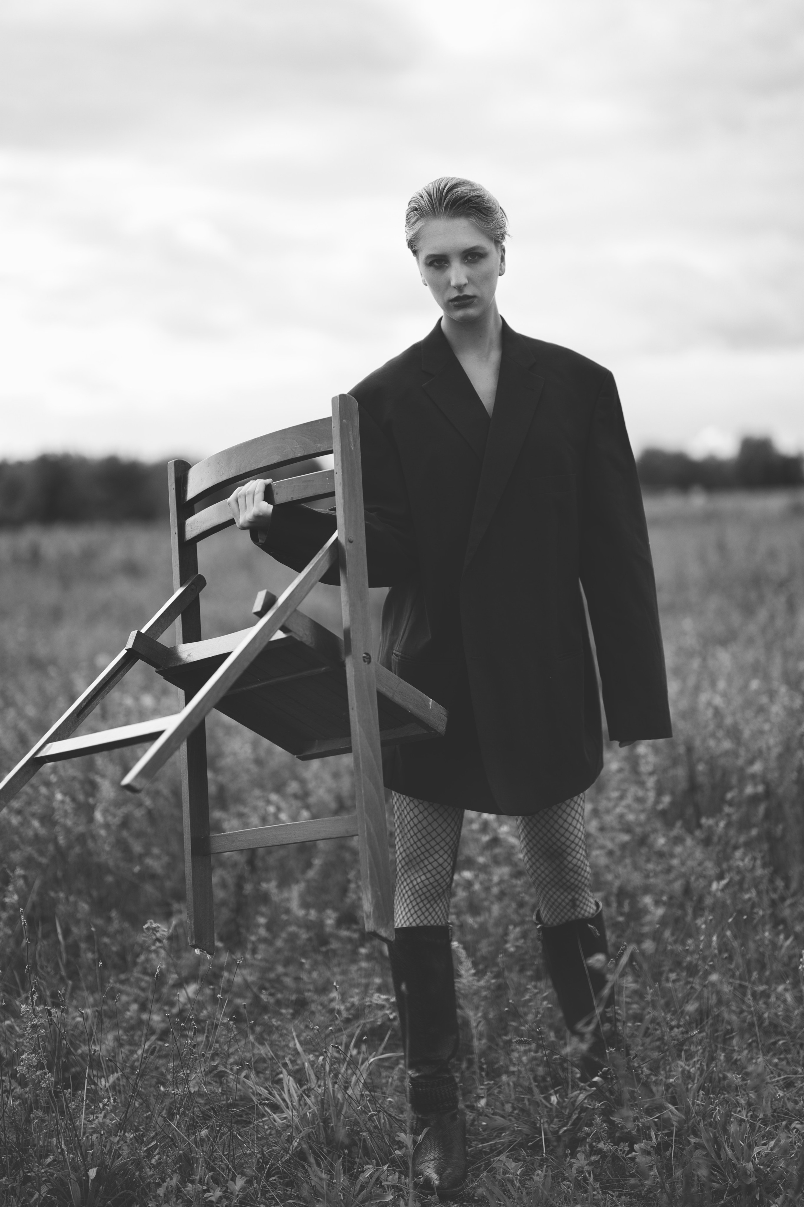 Фотосесія зі стільцем в полі. Фотограф Анастасія Залужна | Манхайм