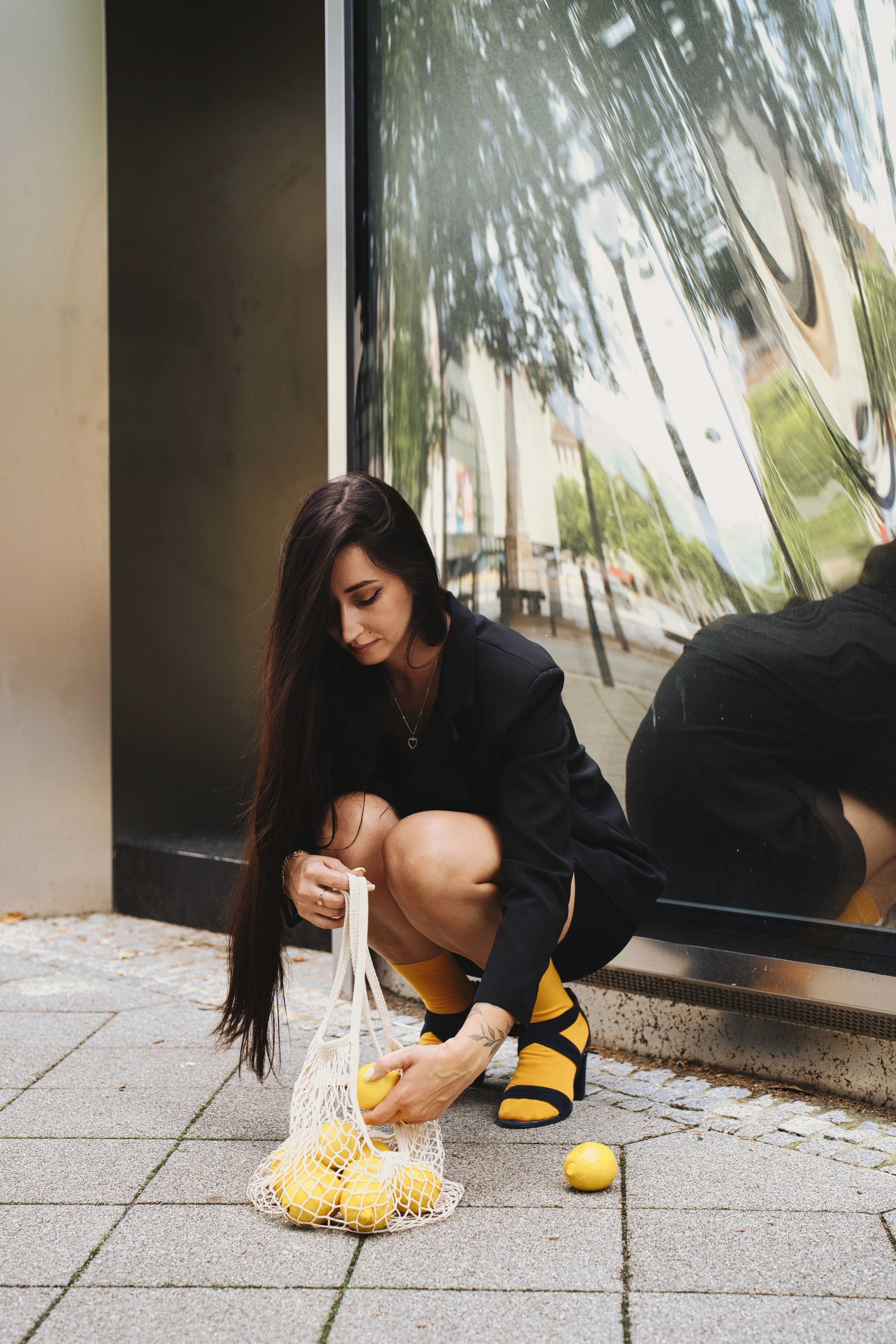 Фотосесія з лимонами в місті. Фотограф Анастасія Залужна | Манхайм