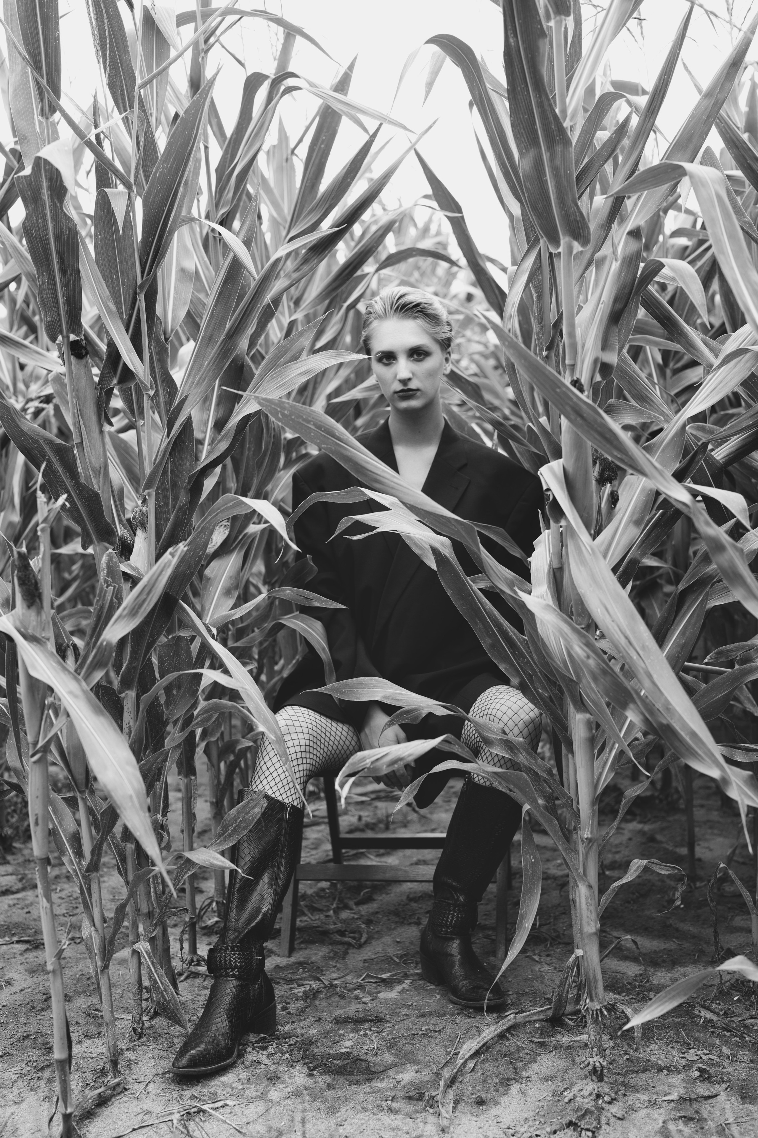 Фотосесія зі стільцем в полі. Фотограф Анастасія Залужна | Манхайм