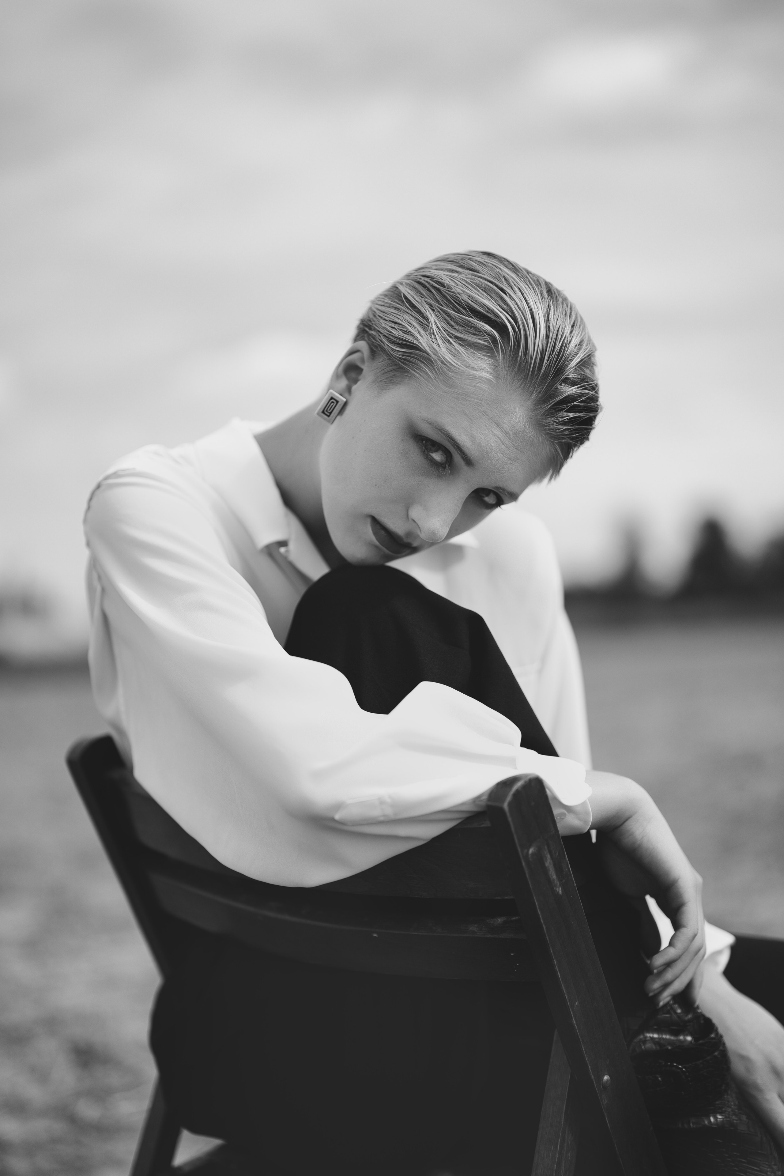 Фотосесія зі стільцем в полі. Фотограф Анастасія Залужна | Манхайм