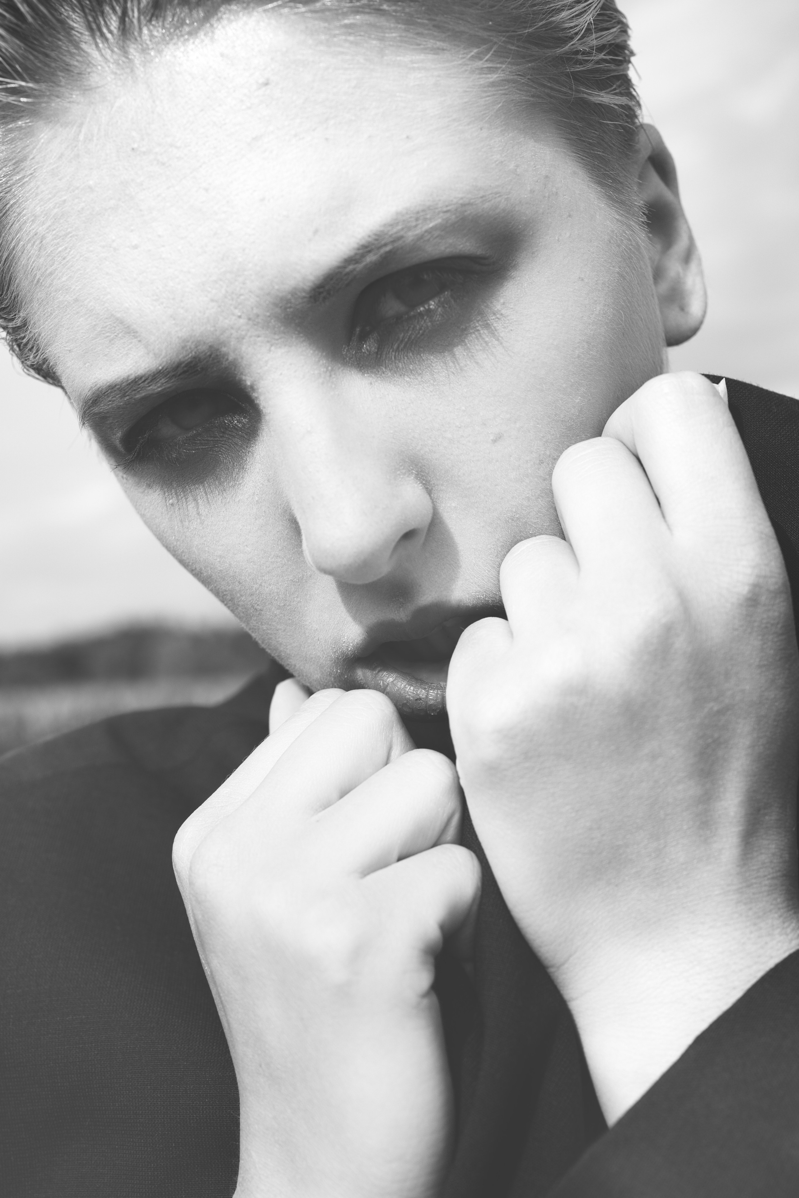 Фотосесія зі стільцем в полі. Фотограф Анастасія Залужна | Манхайм