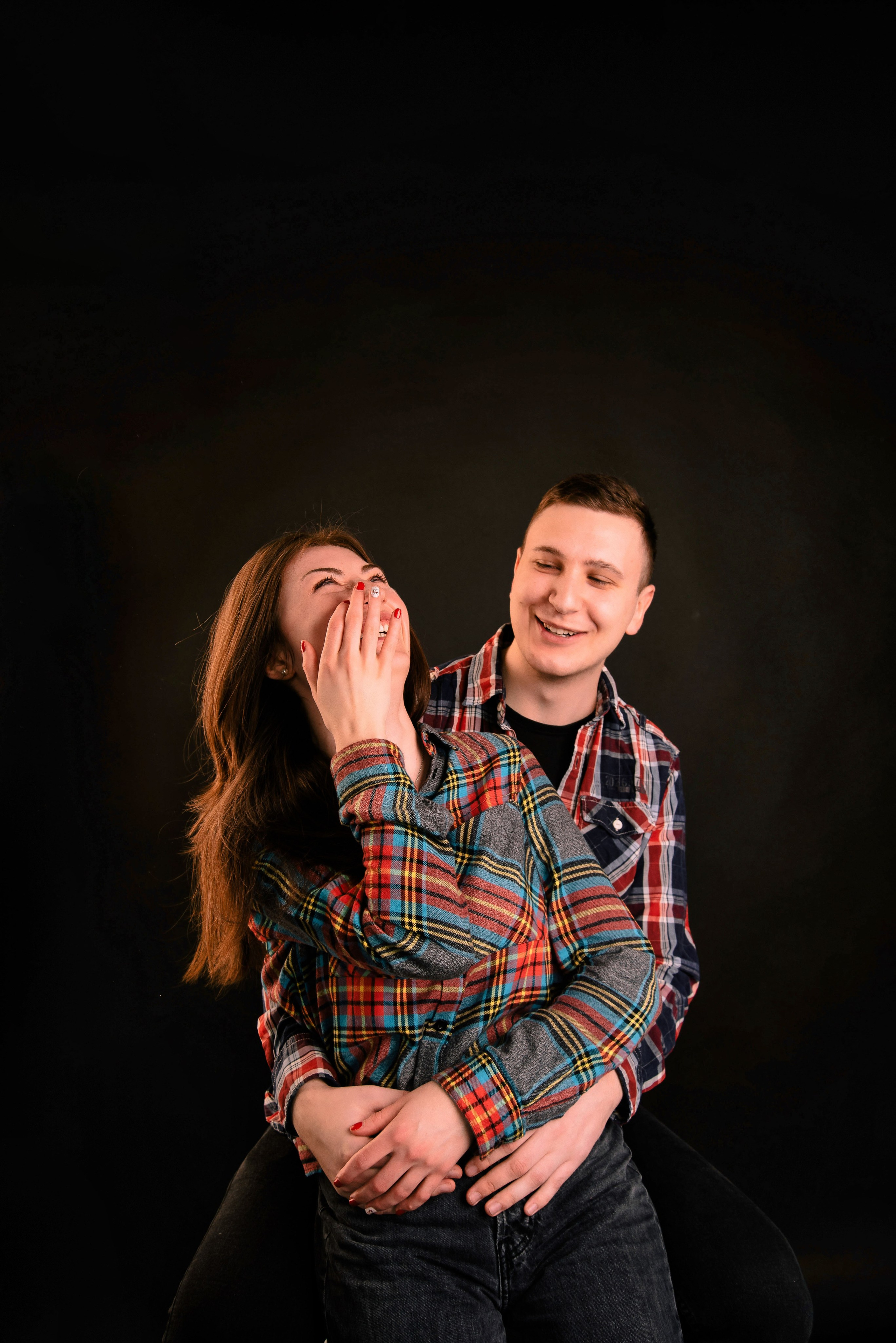 Emotionales Paarshooting im Studio im Sitzen.