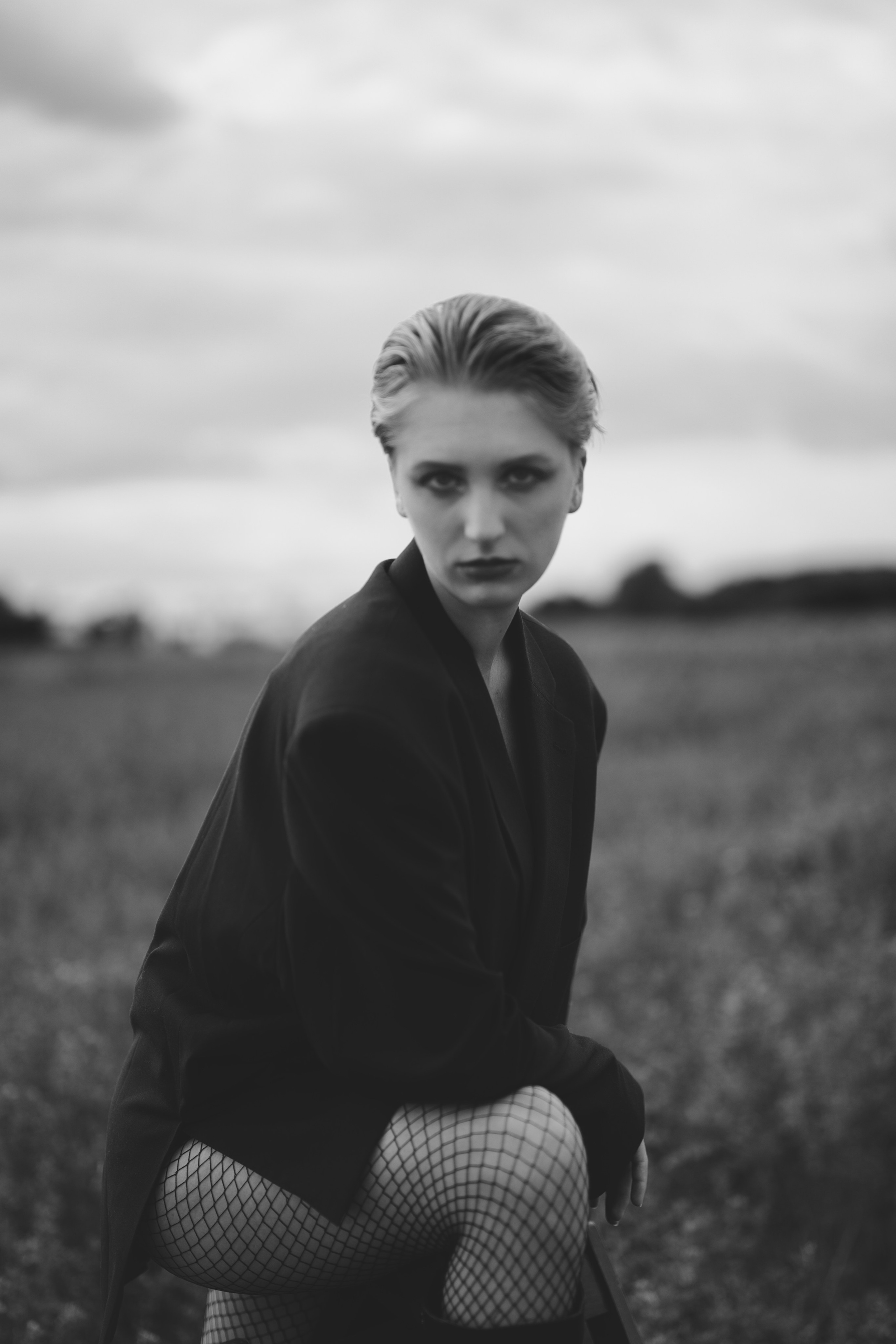 Фотосесія зі стільцем в полі. Фотограф Анастасія Залужна | Манхайм