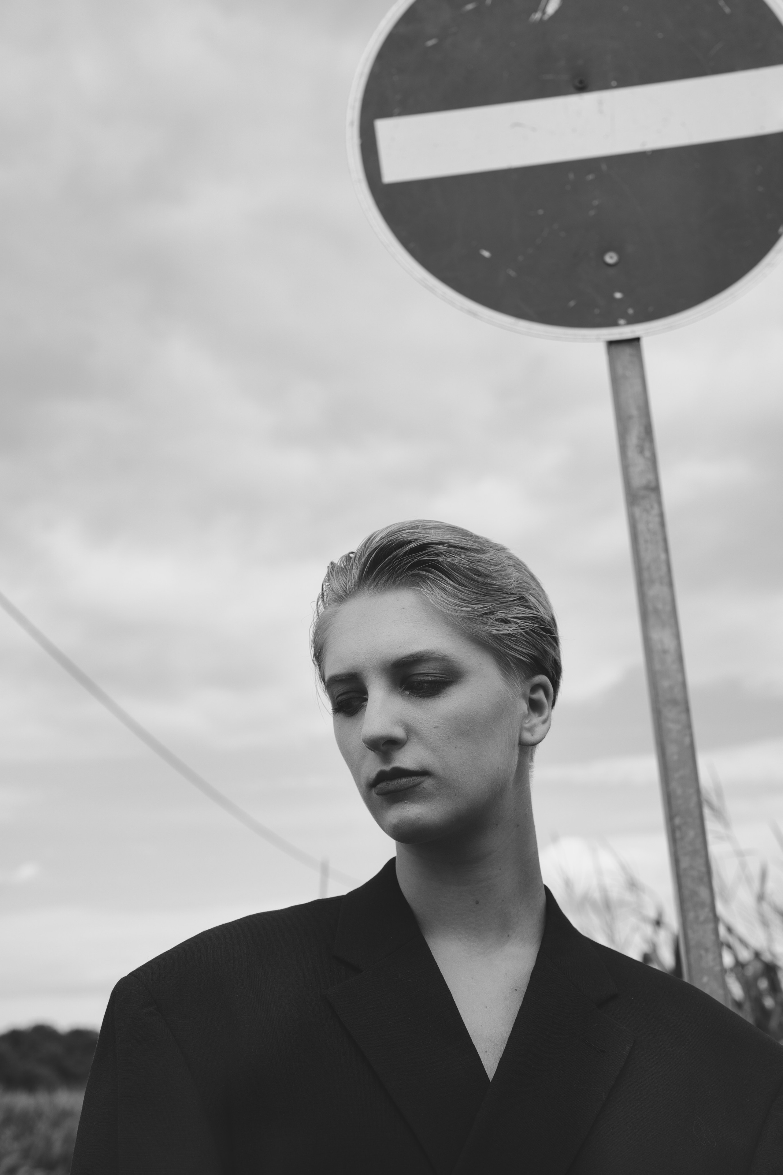 Фотосесія зі стільцем в полі. Фотограф Анастасія Залужна | Манхайм