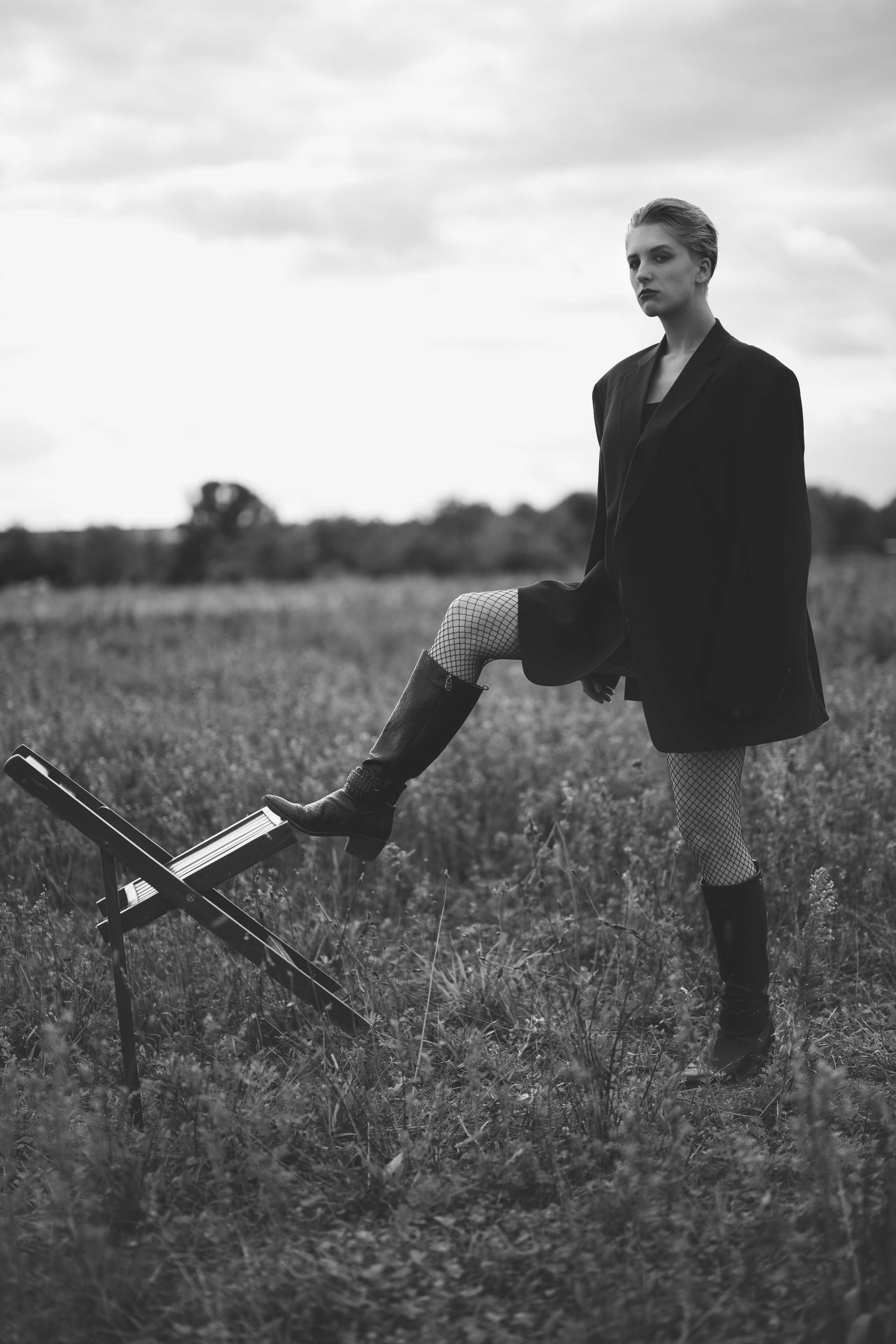 Фотосесія зі стільцем в полі. Фотограф Анастасія Залужна | Манхайм