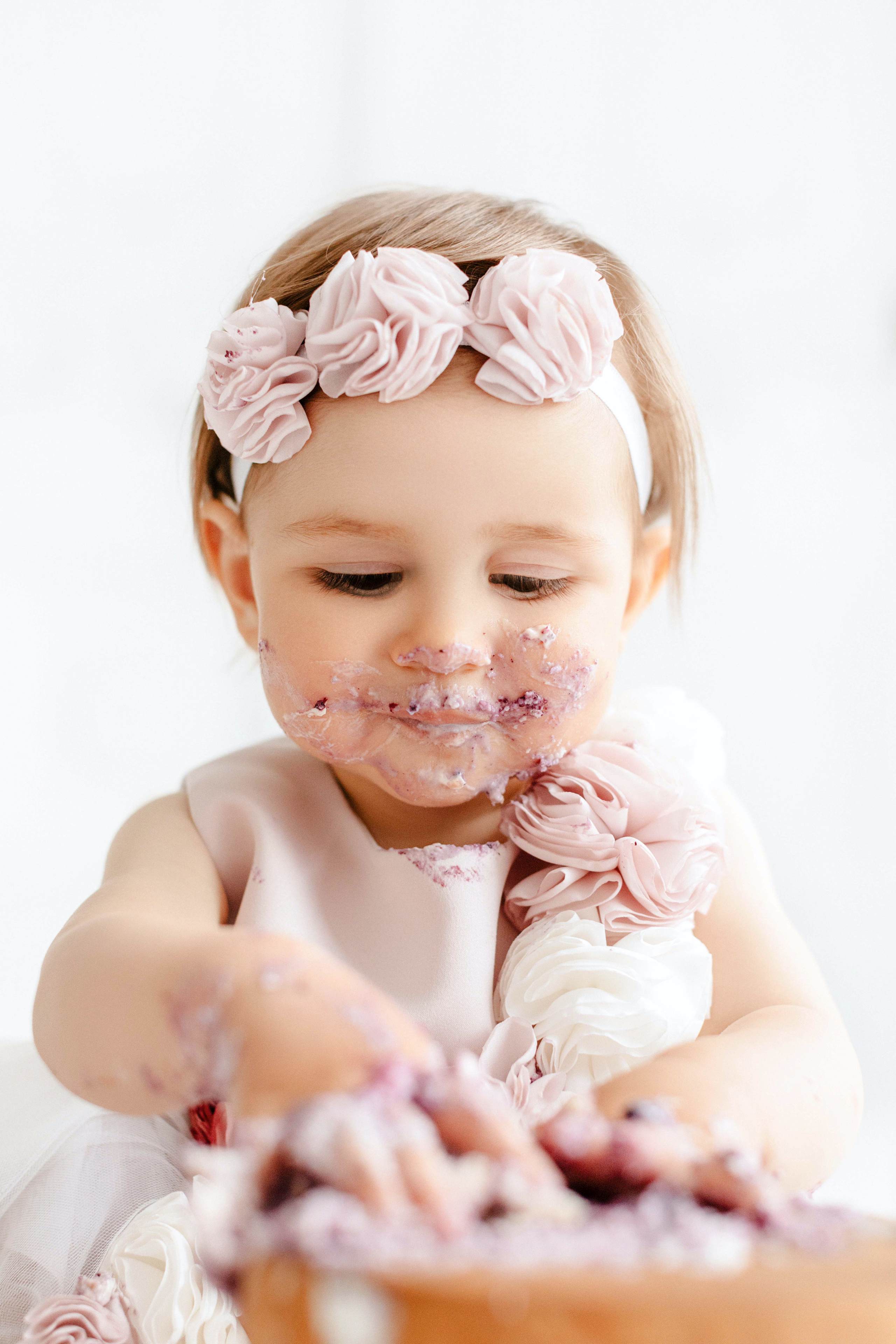 Перший тортик Аміни. Twolovingsouls™: жіночий портрет і сімейна фотографія Київ | Ірпінь