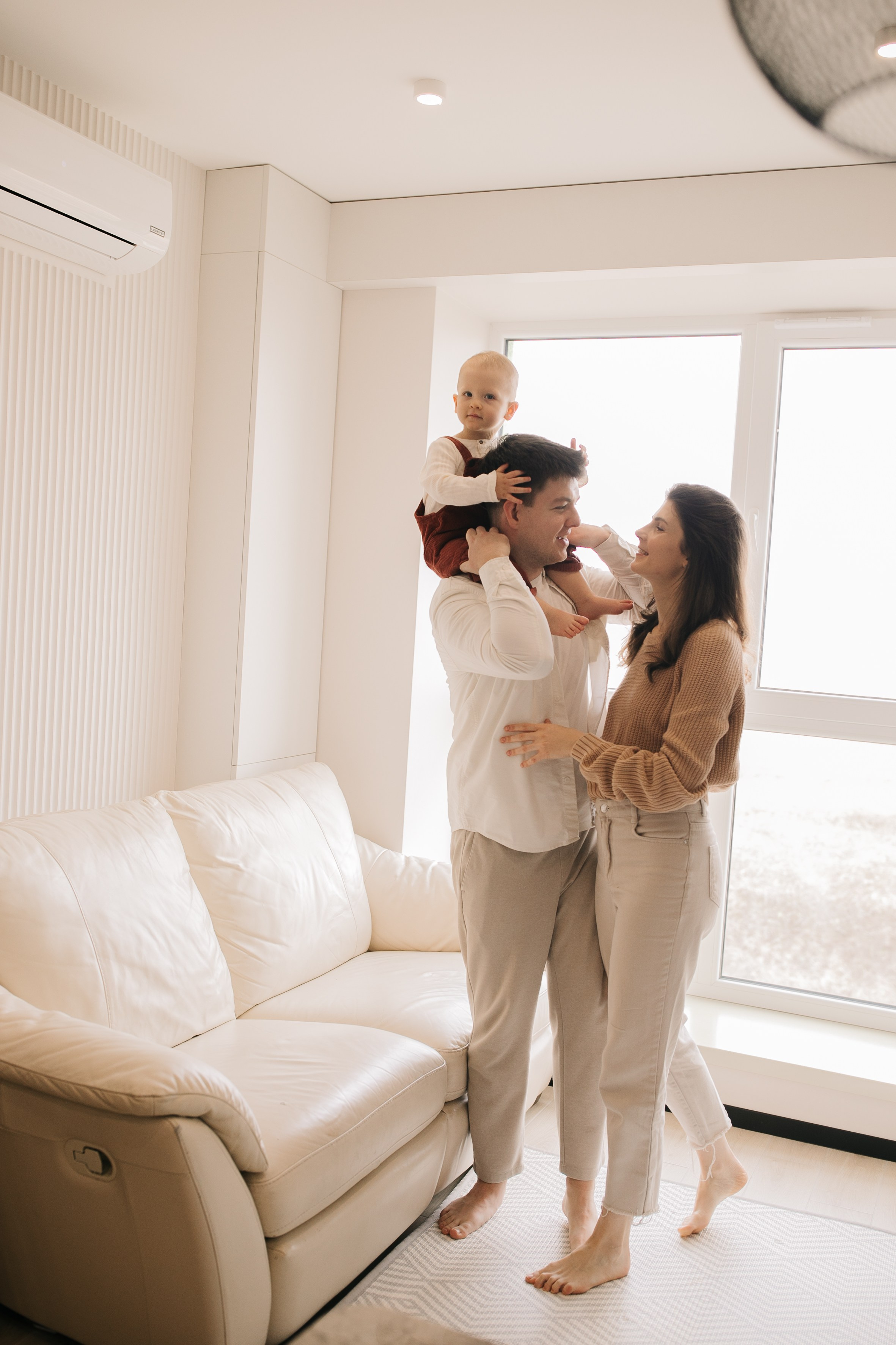 Іра, Богдан та Влад. Головна