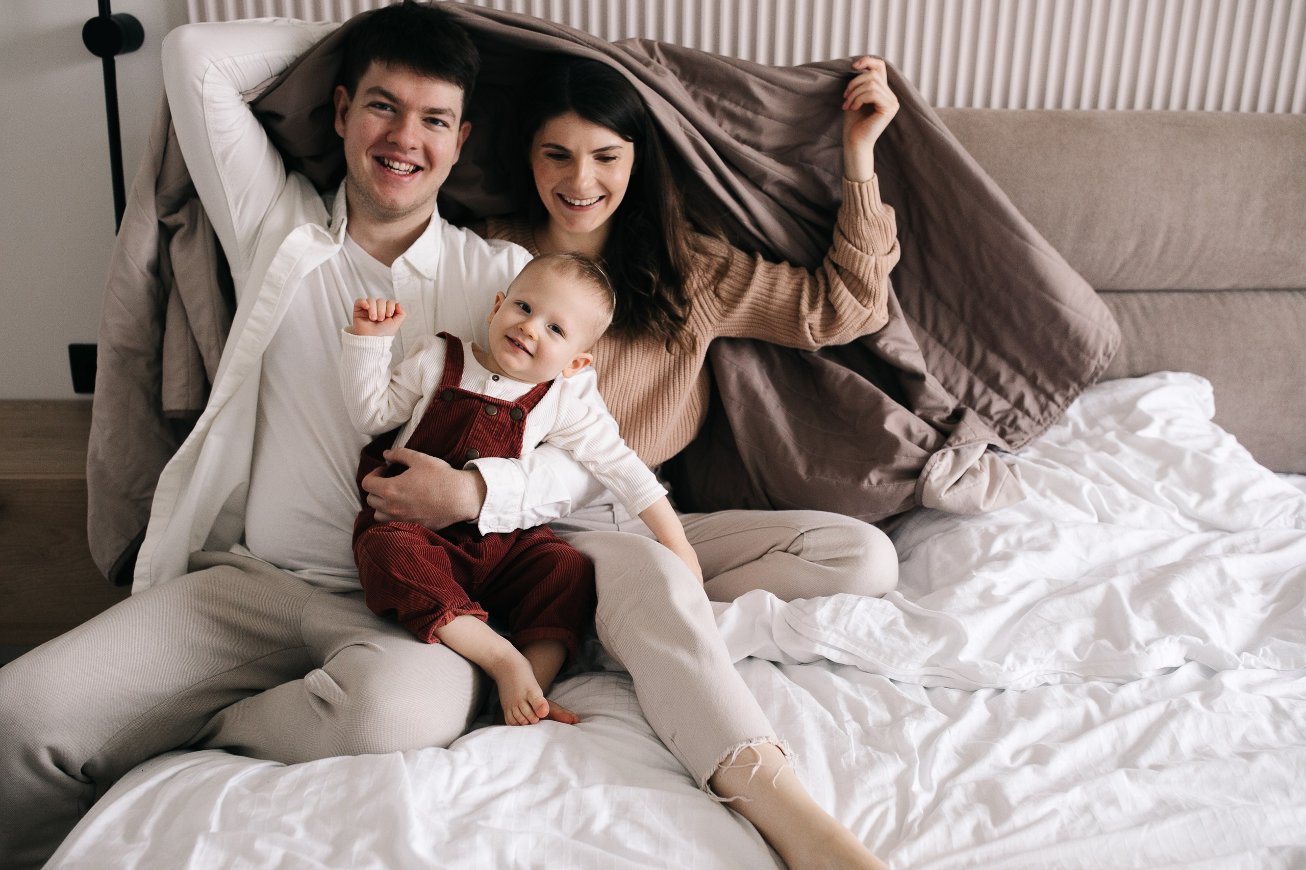 Іра, Богдан та Влад. Головна