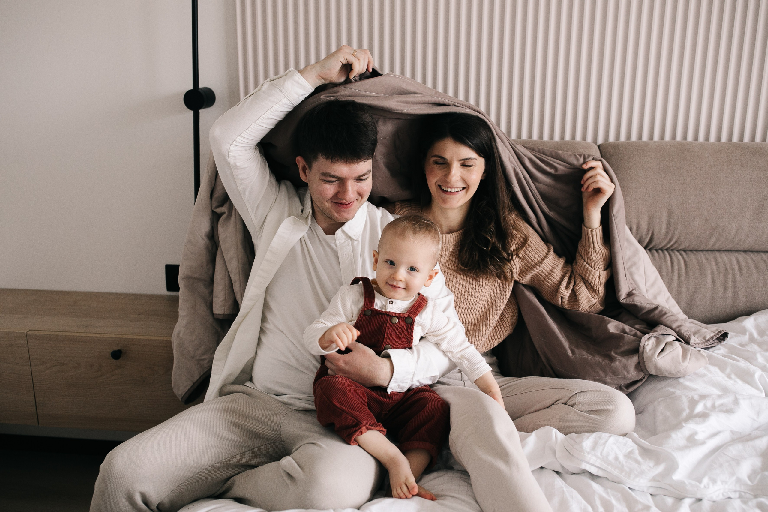 Іра, Богдан та Влад. Головна