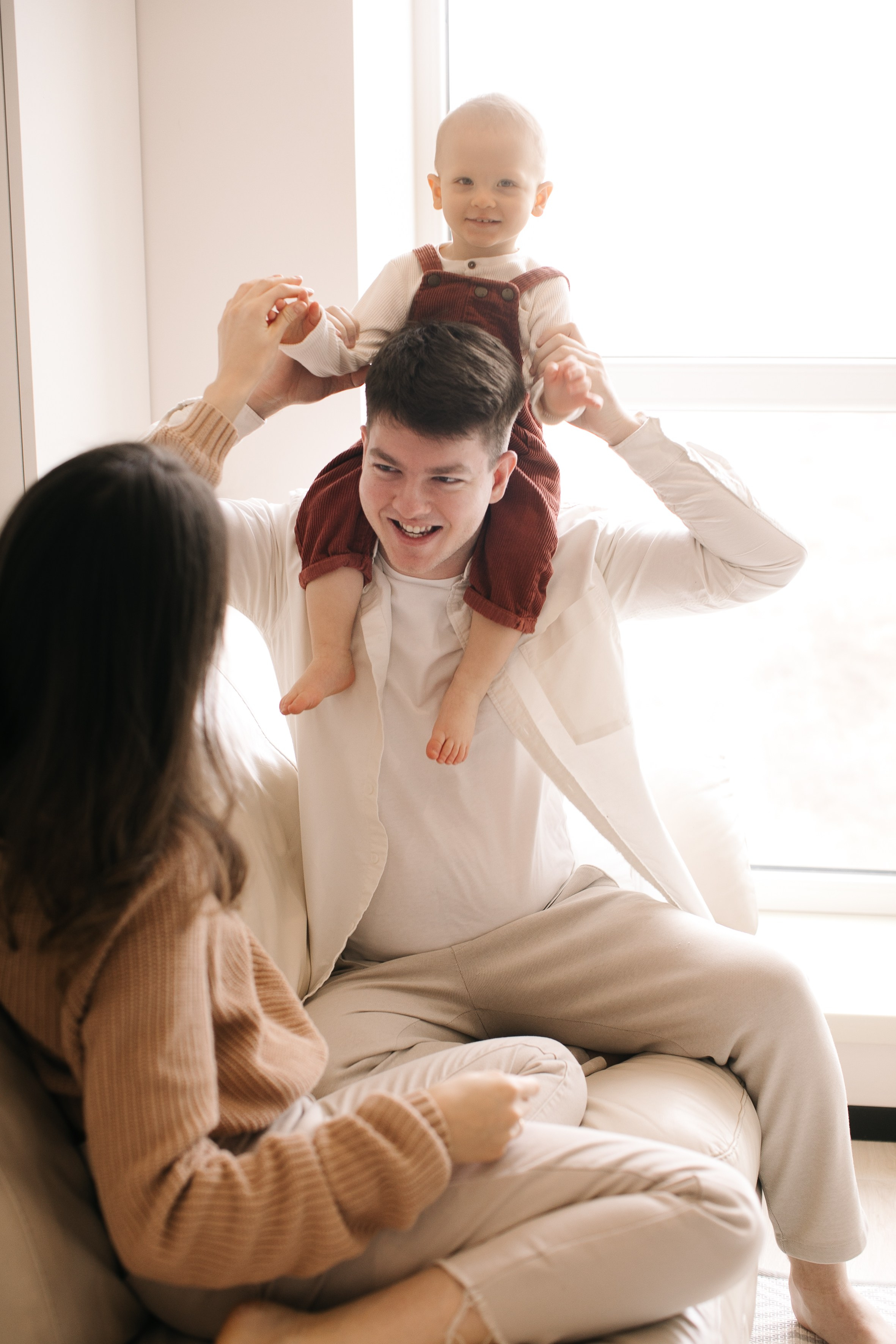 Іра, Богдан та Влад. Головна