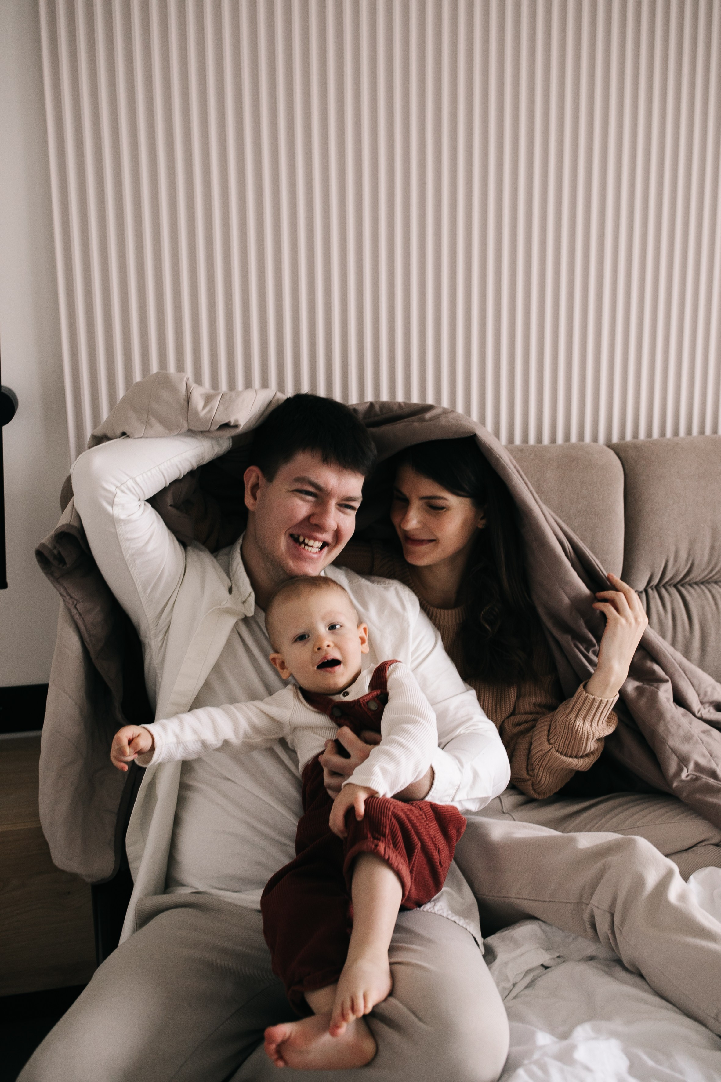 Іра, Богдан та Влад. Головна