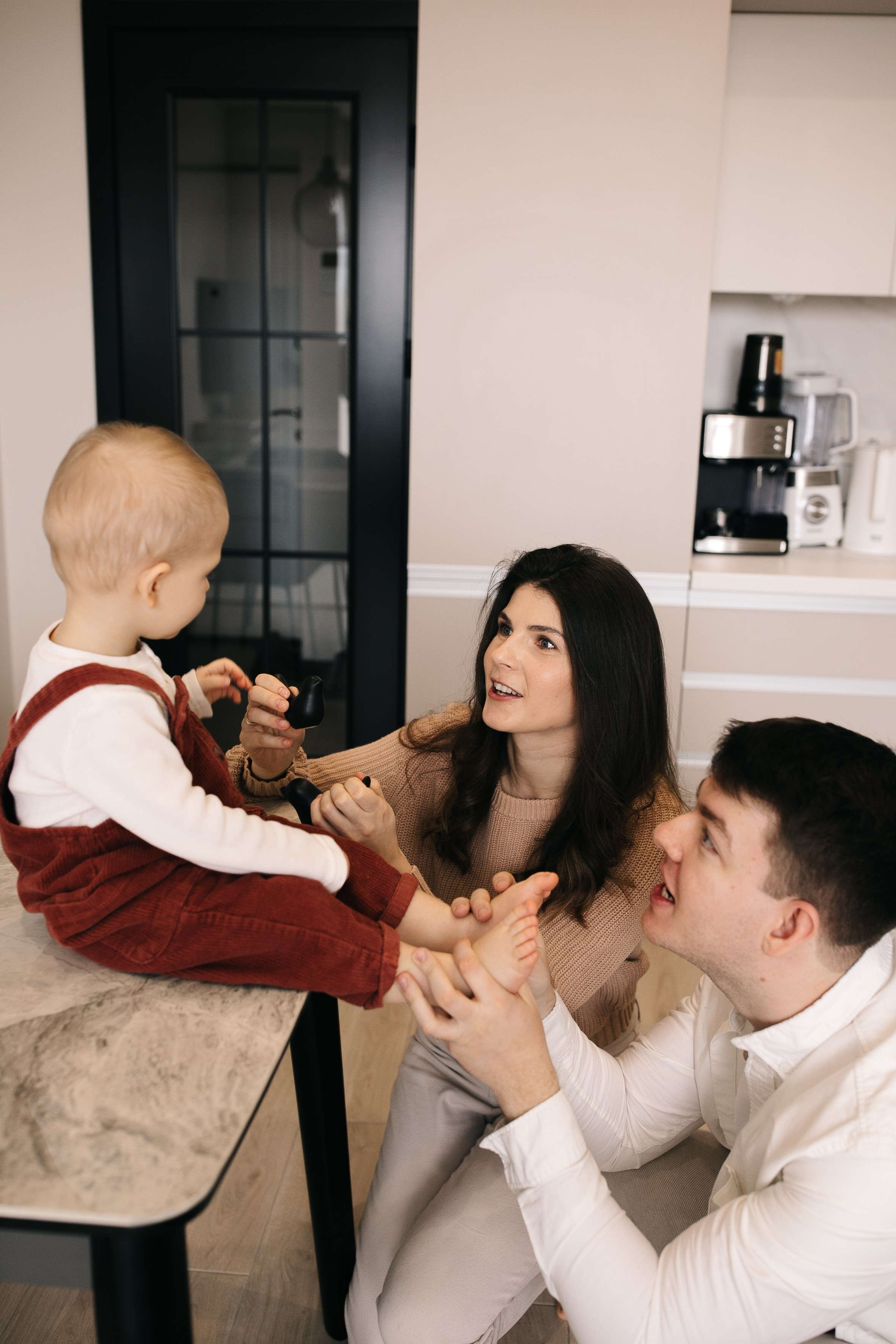 Іра, Богдан та Влад. Головна