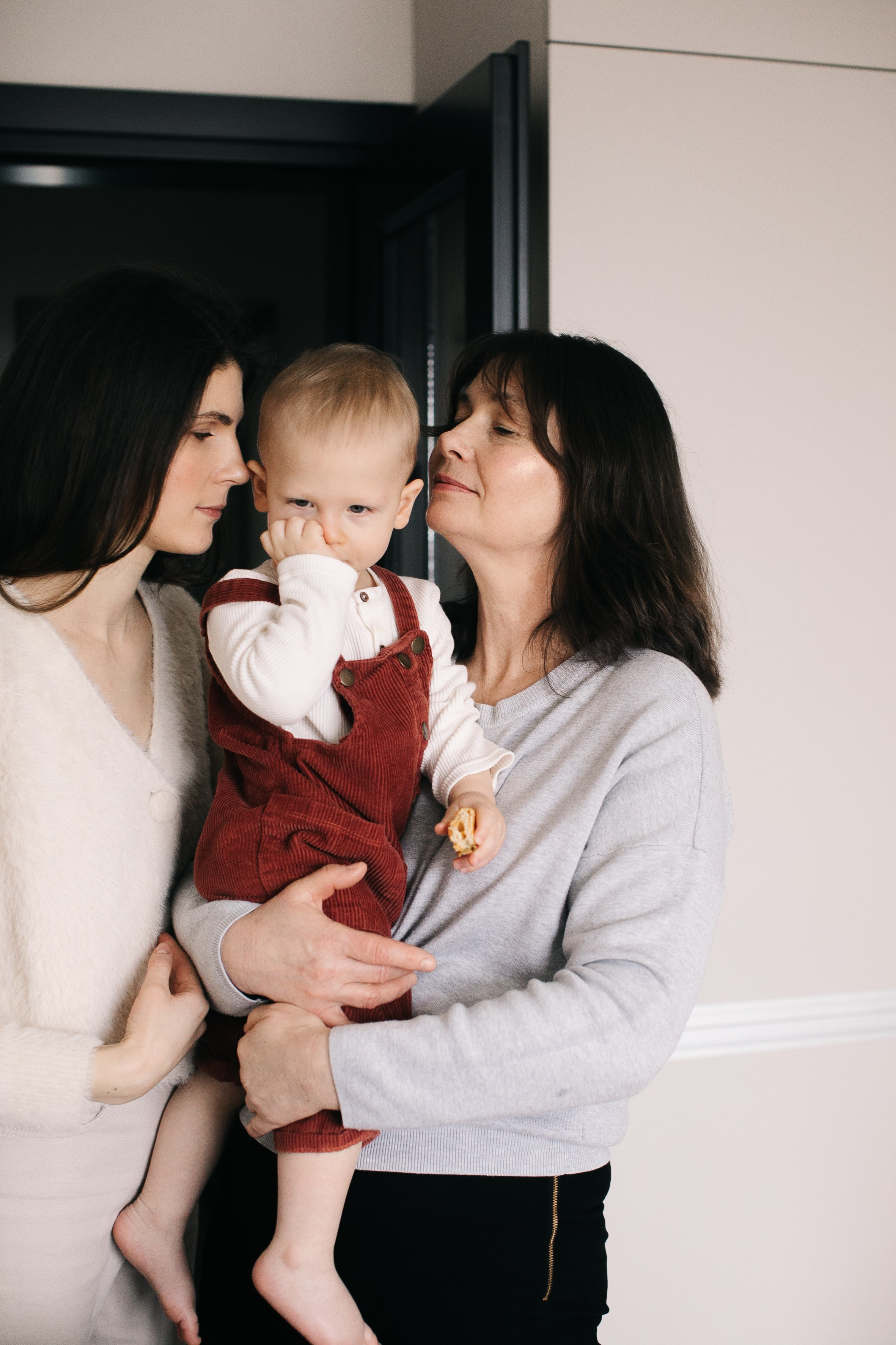 Іра, Богдан та Влад. Головна