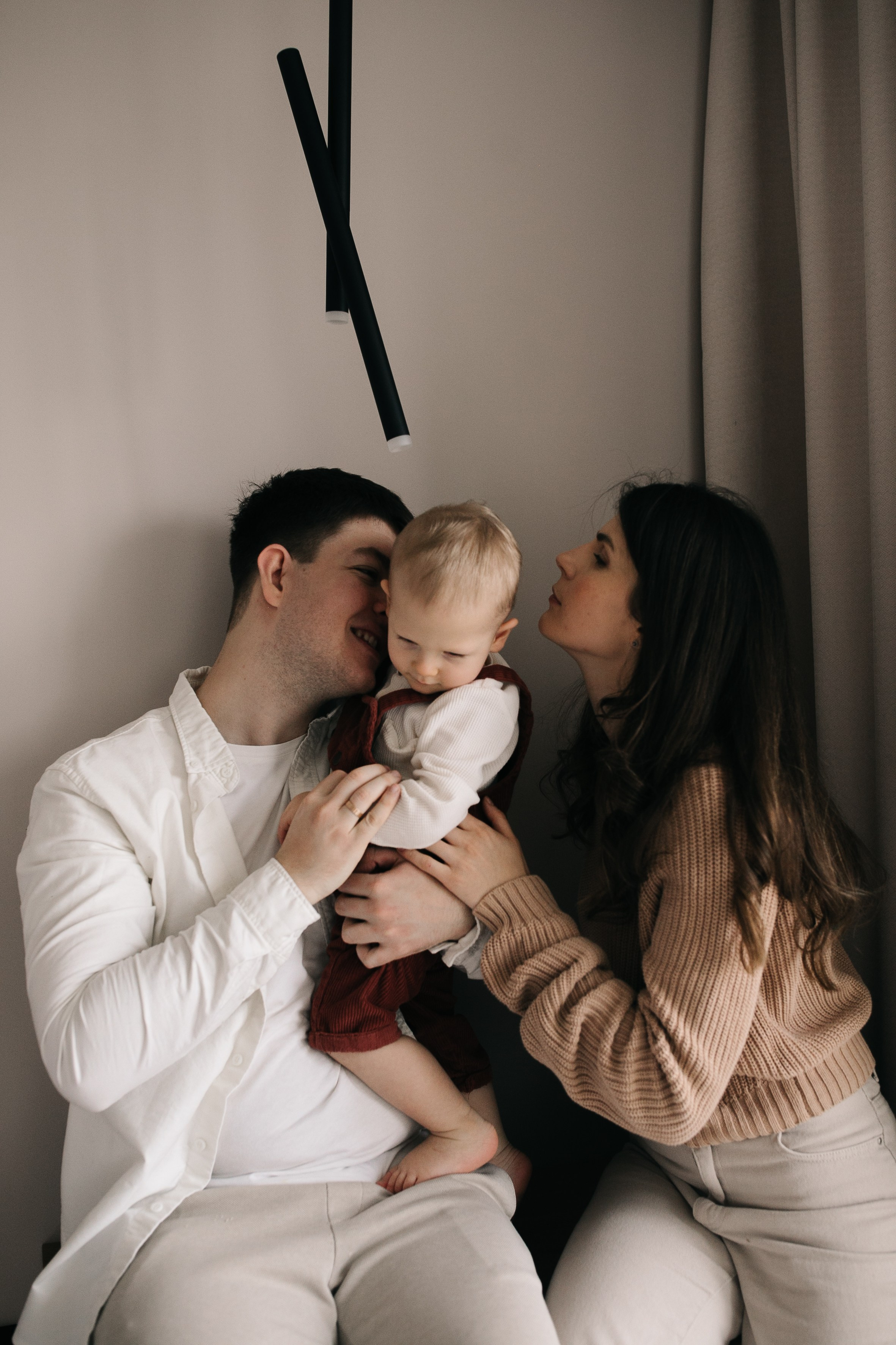 Іра, Богдан та Влад. Головна