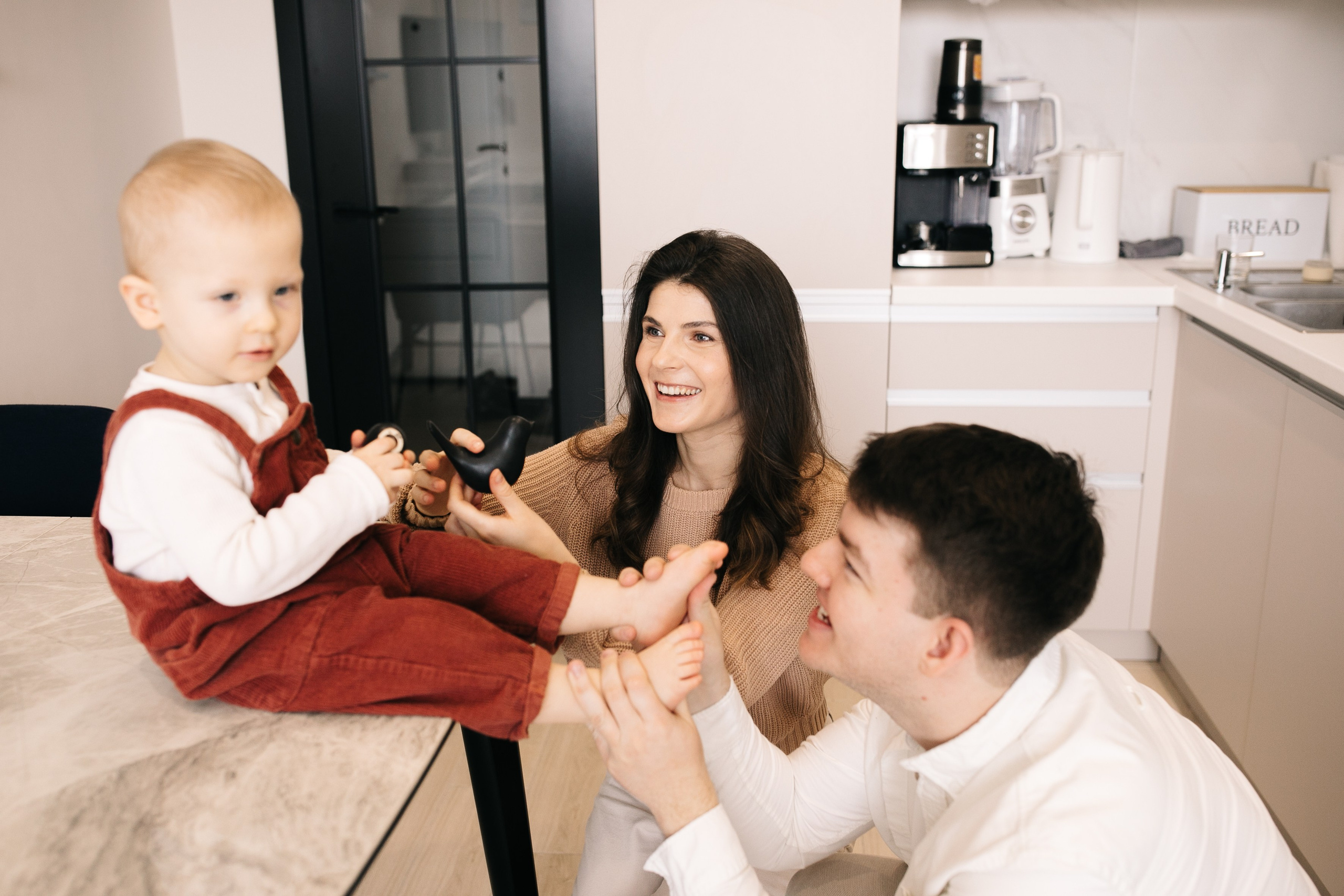 Іра, Богдан та Влад. Головна