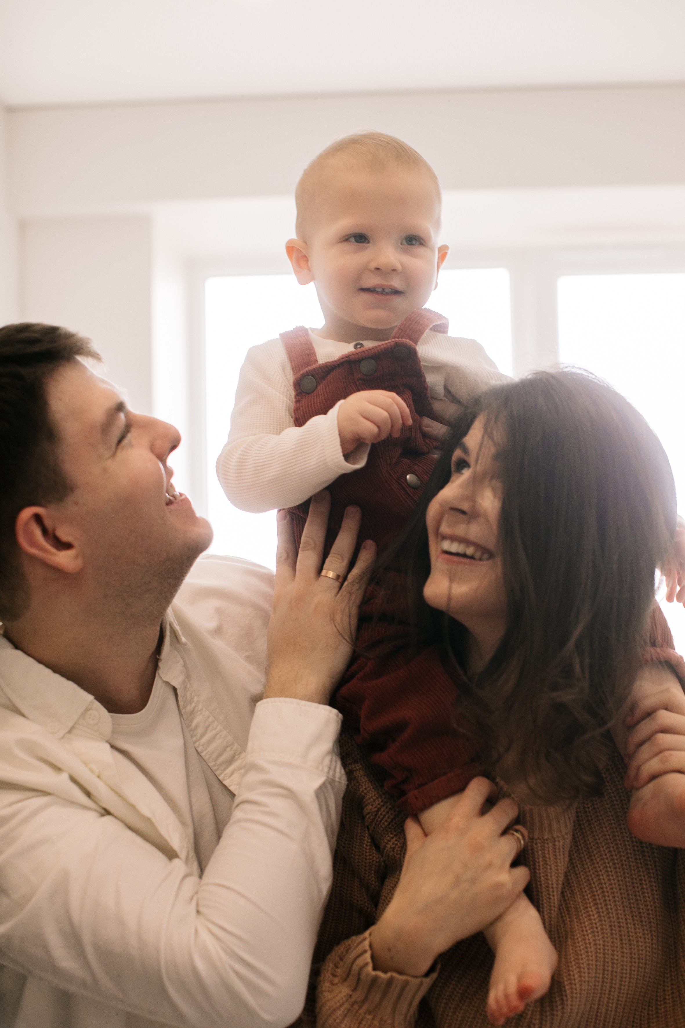 Іра, Богдан та Влад. Головна