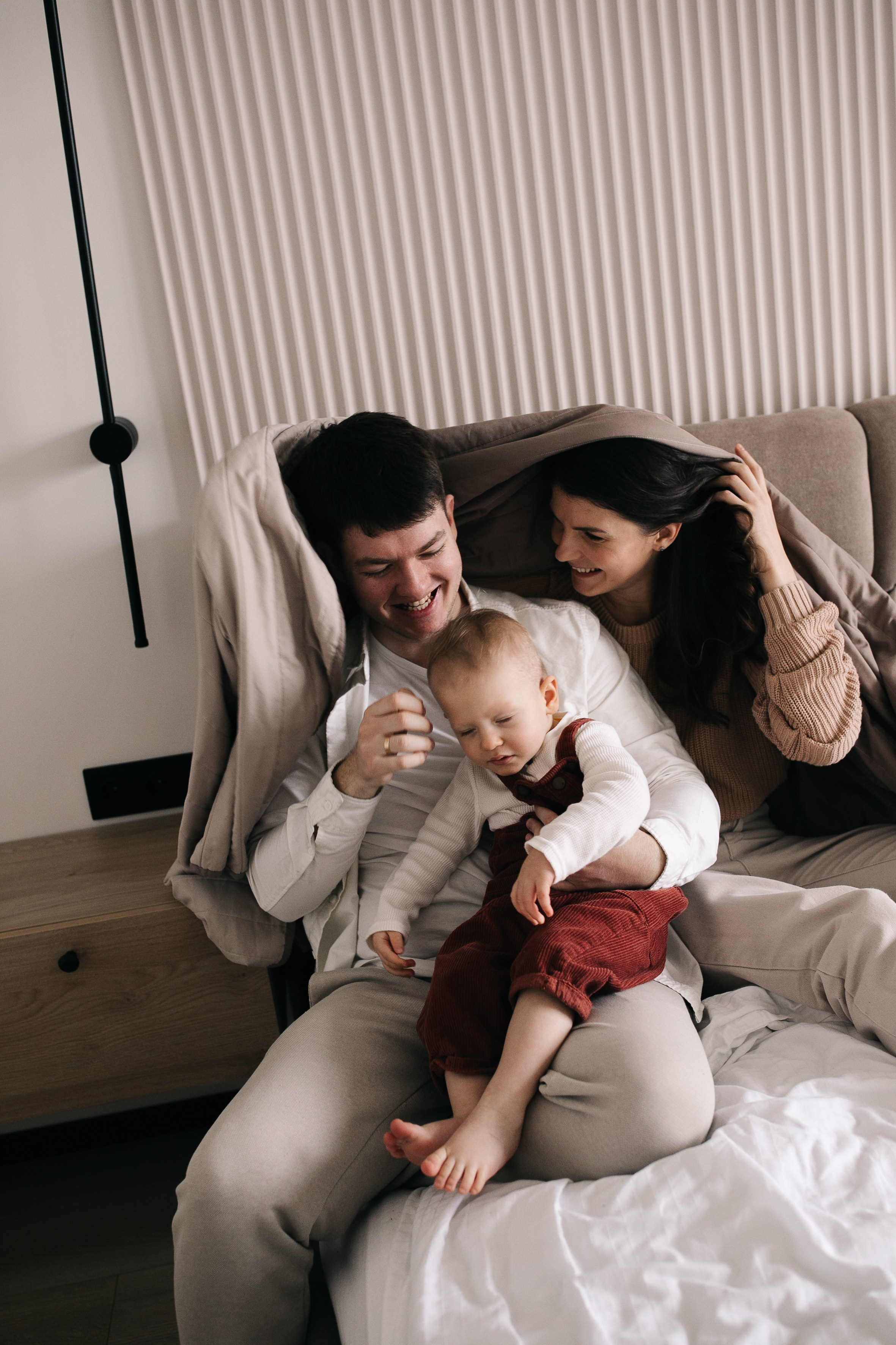 Іра, Богдан та Влад. Головна