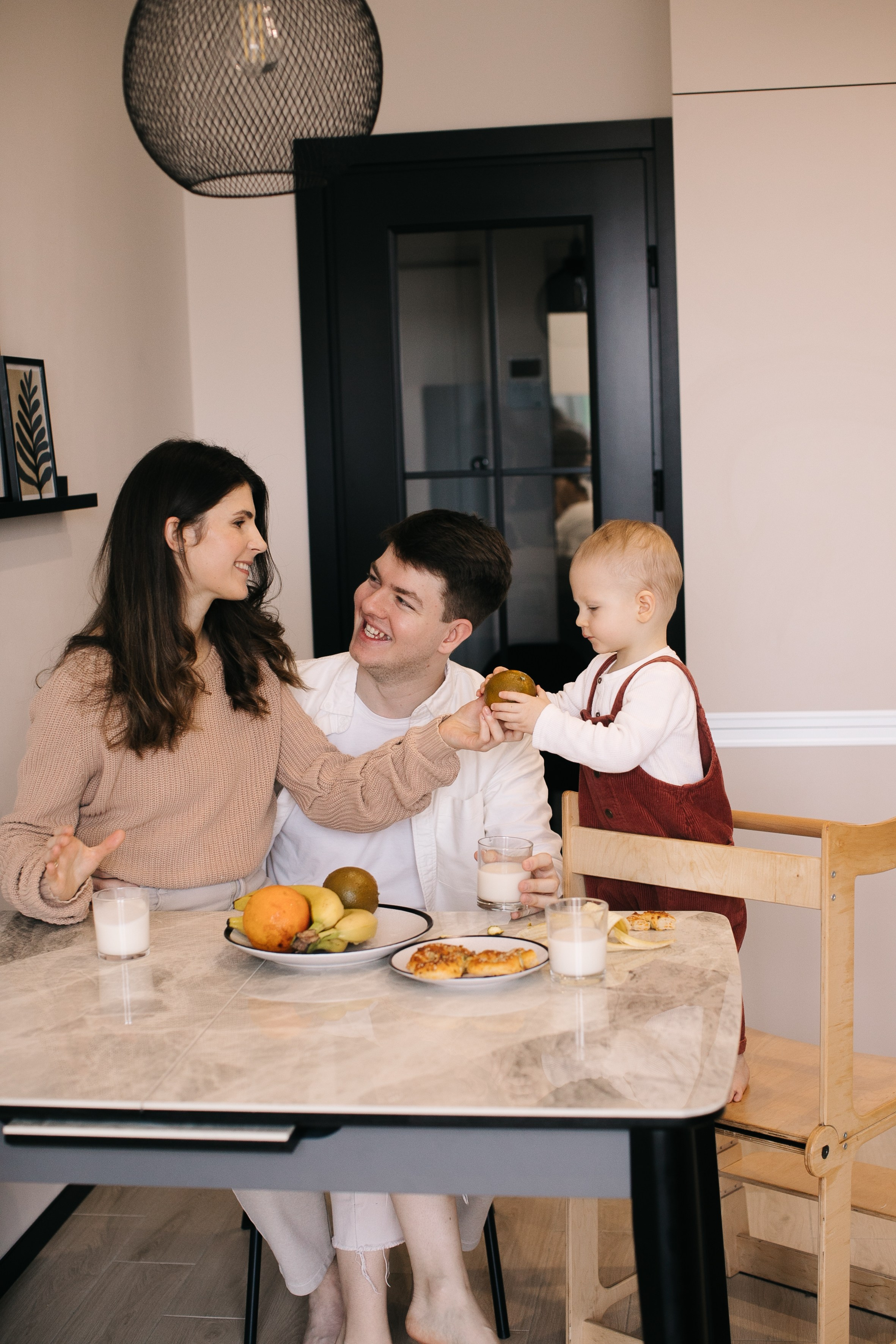 Іра, Богдан та Влад. Головна