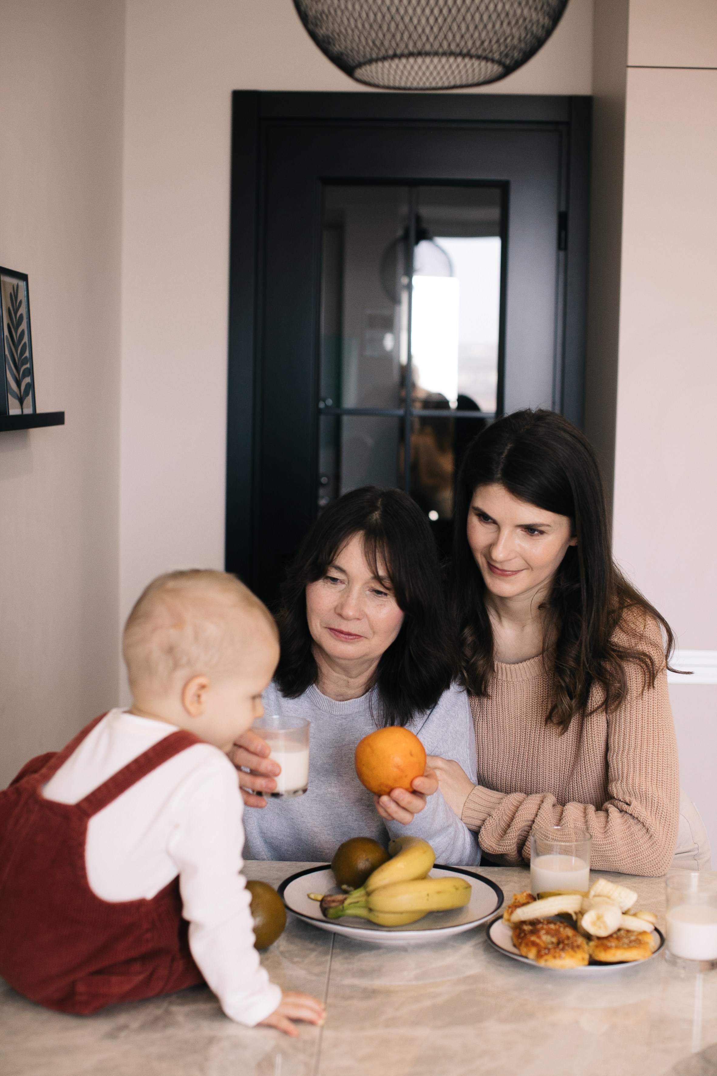 Іра, Богдан та Влад. Головна