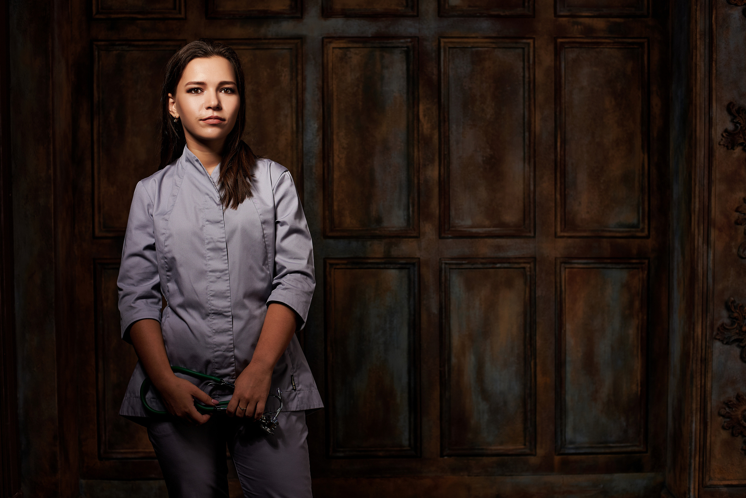 Деловой портрет врача в студии