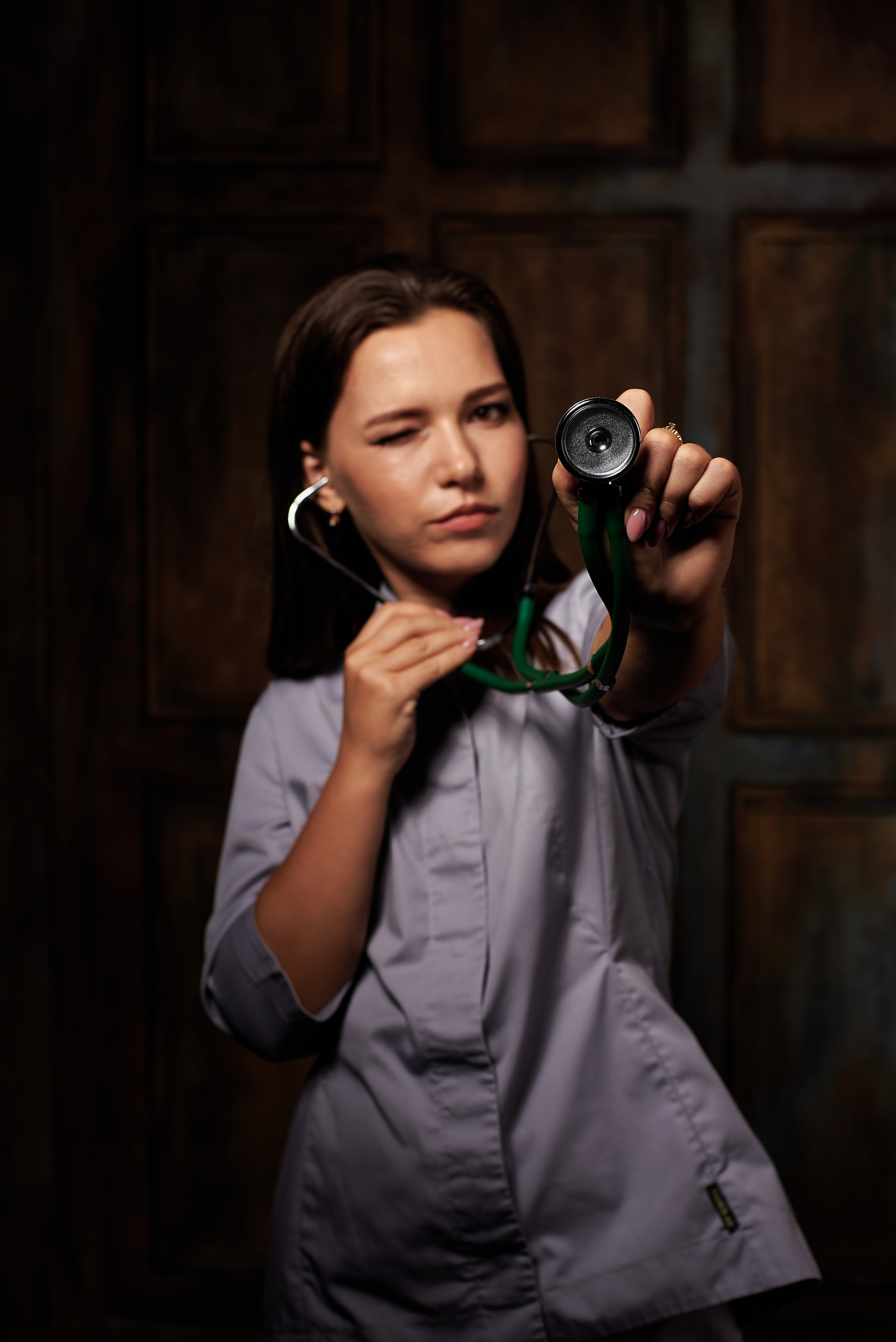 Портрет врача в студии 