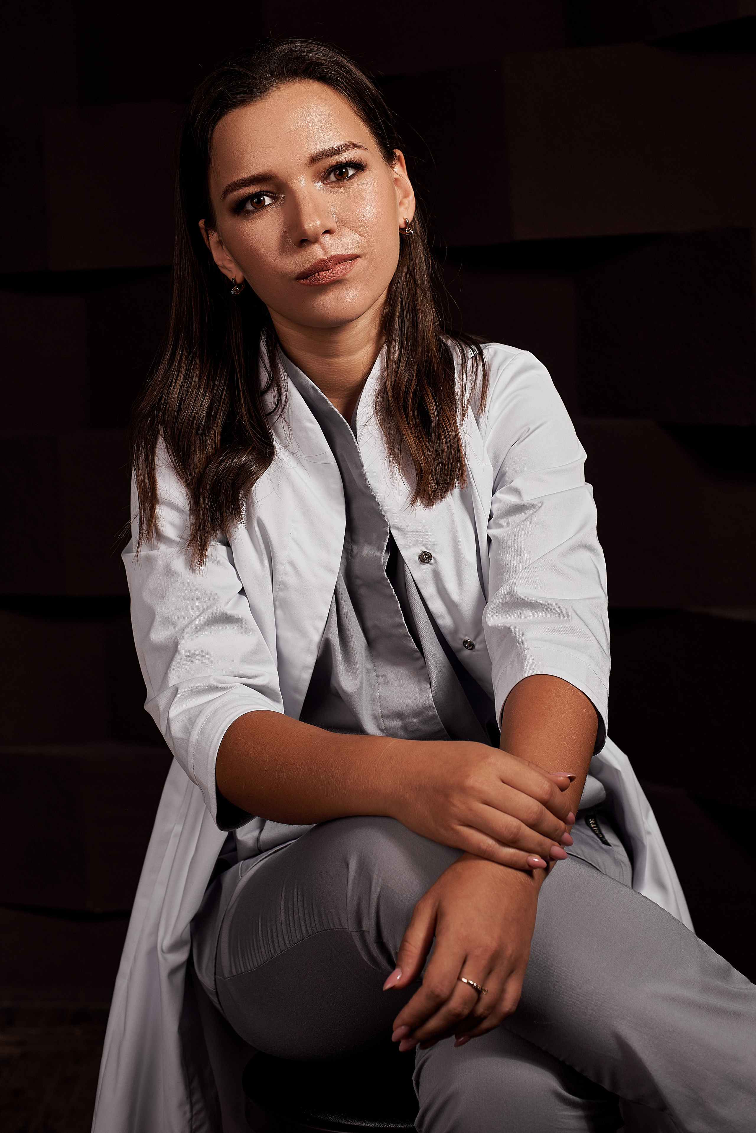 Діловий портрет лікаря в студії