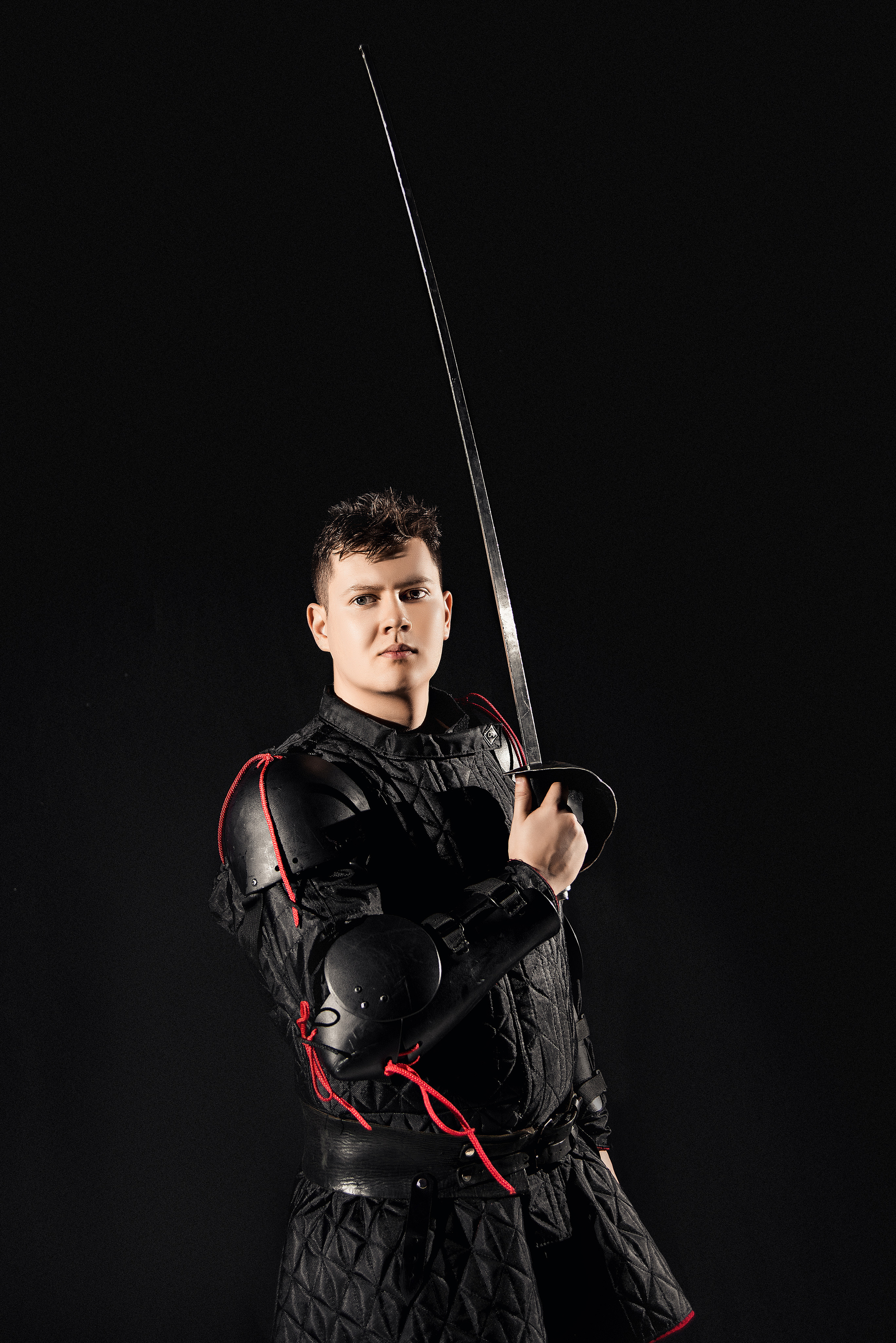 Чоловічий портрет зі зброєю у студії