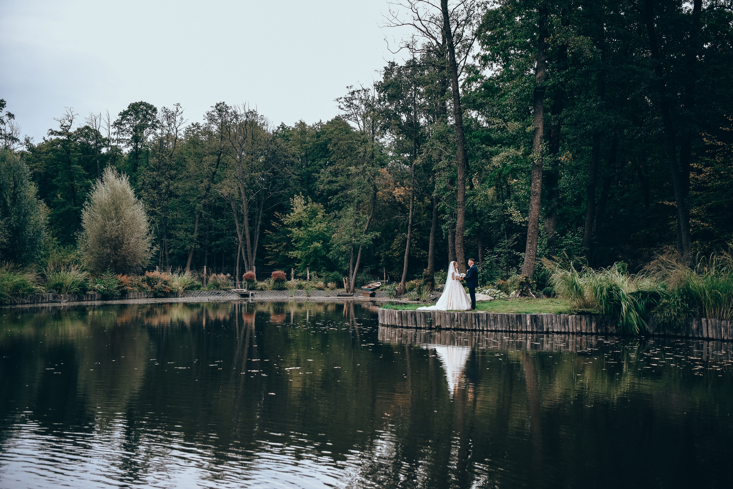 Магія природи на вашому весіллі: весільна фотосесія в лісі біля озера photo-shine.com фотограф та відеограф на весілля